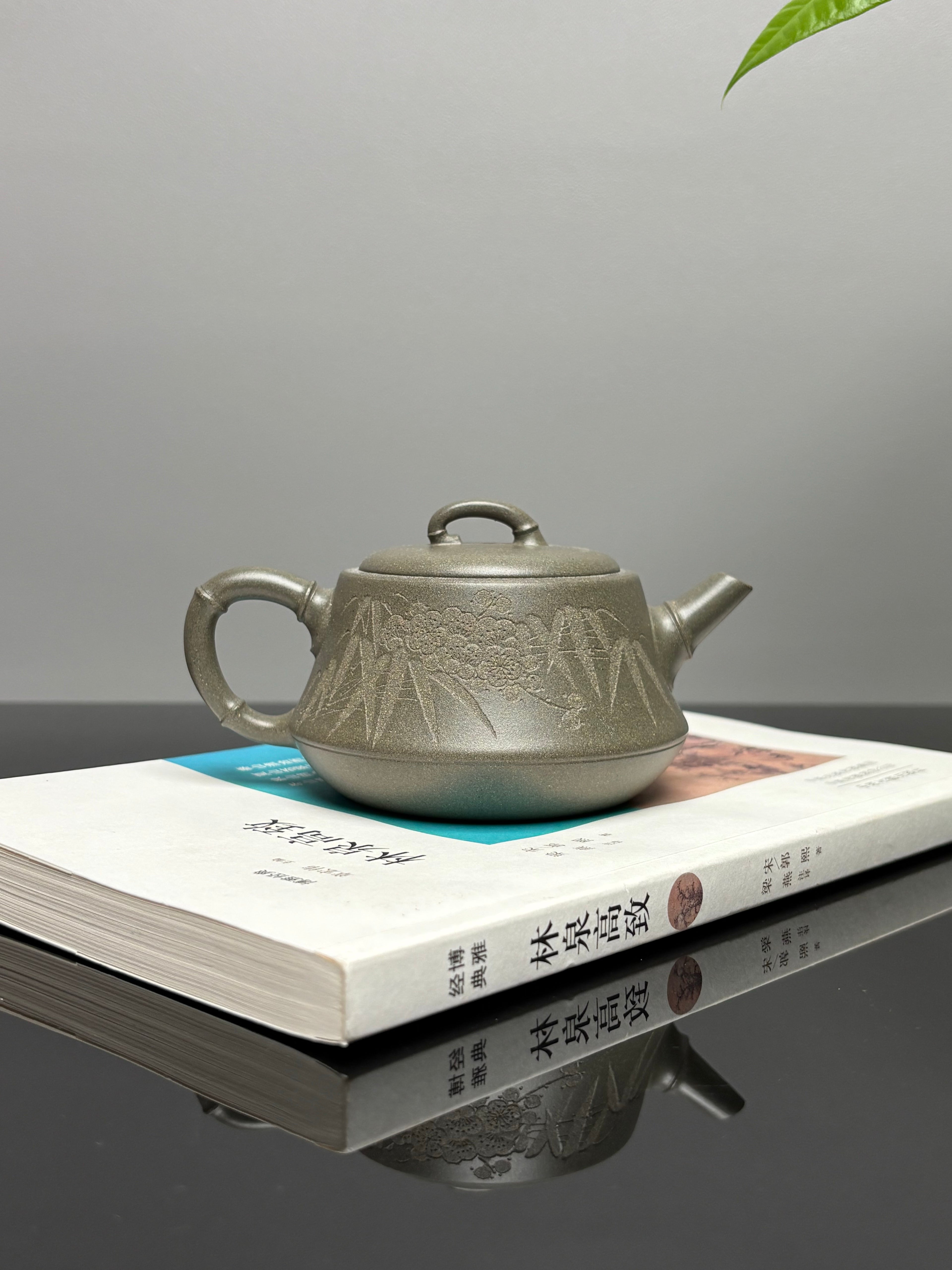 中国紫砂界当代梅王·朱炳浩(石陶）本工巅峰臻品《劲竹石瓢》——原矿优质松华青段·180cc（梅竹双清） ——任淦庭大师高徒｜朱炳浩（石陶）之作