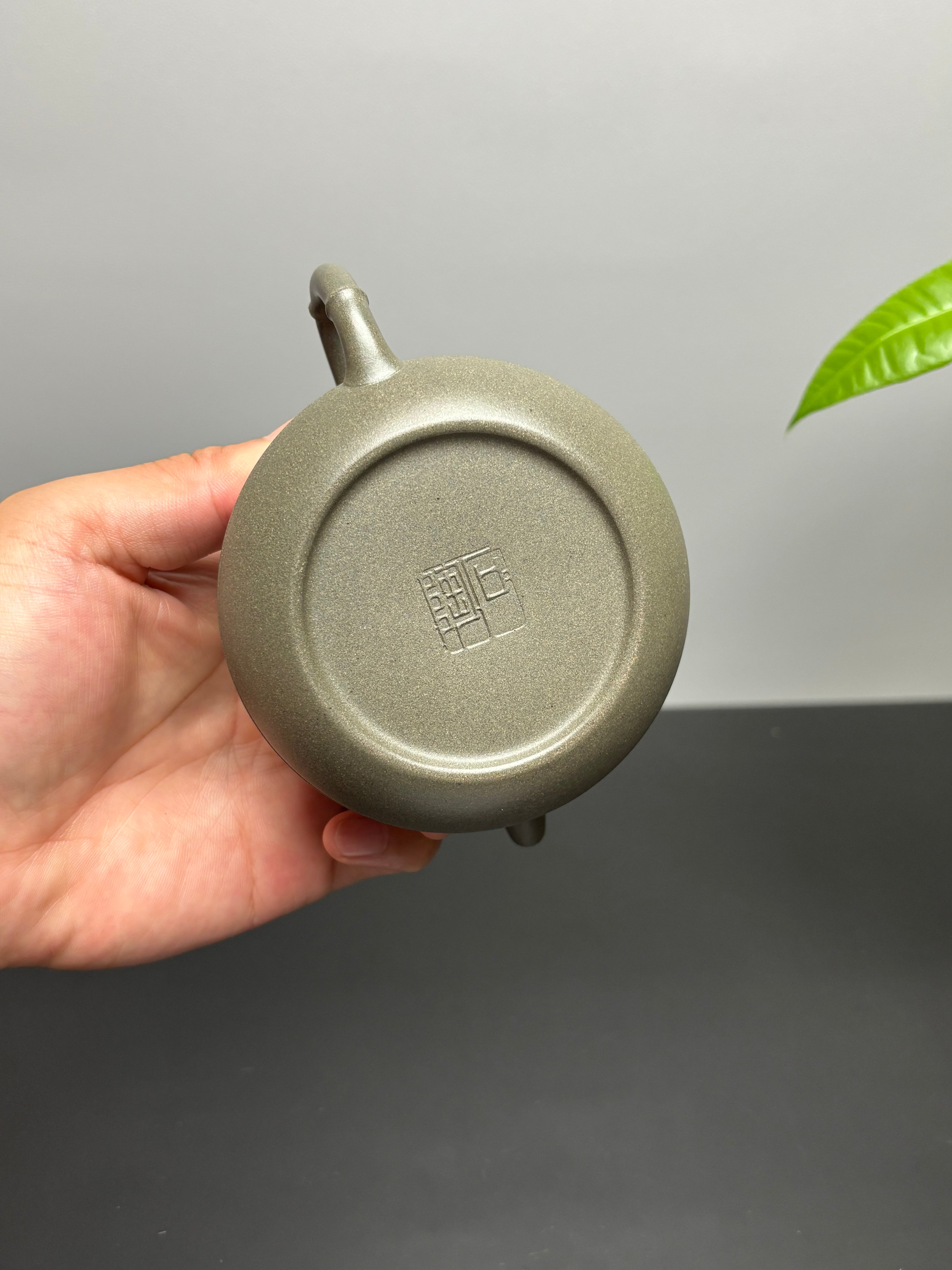 中国紫砂界当代梅王·朱炳浩(石陶）本工巅峰臻品《劲竹石瓢》——原矿优质松华青段·180cc（梅竹双清） ——任淦庭大师高徒｜朱炳浩（石陶）之作