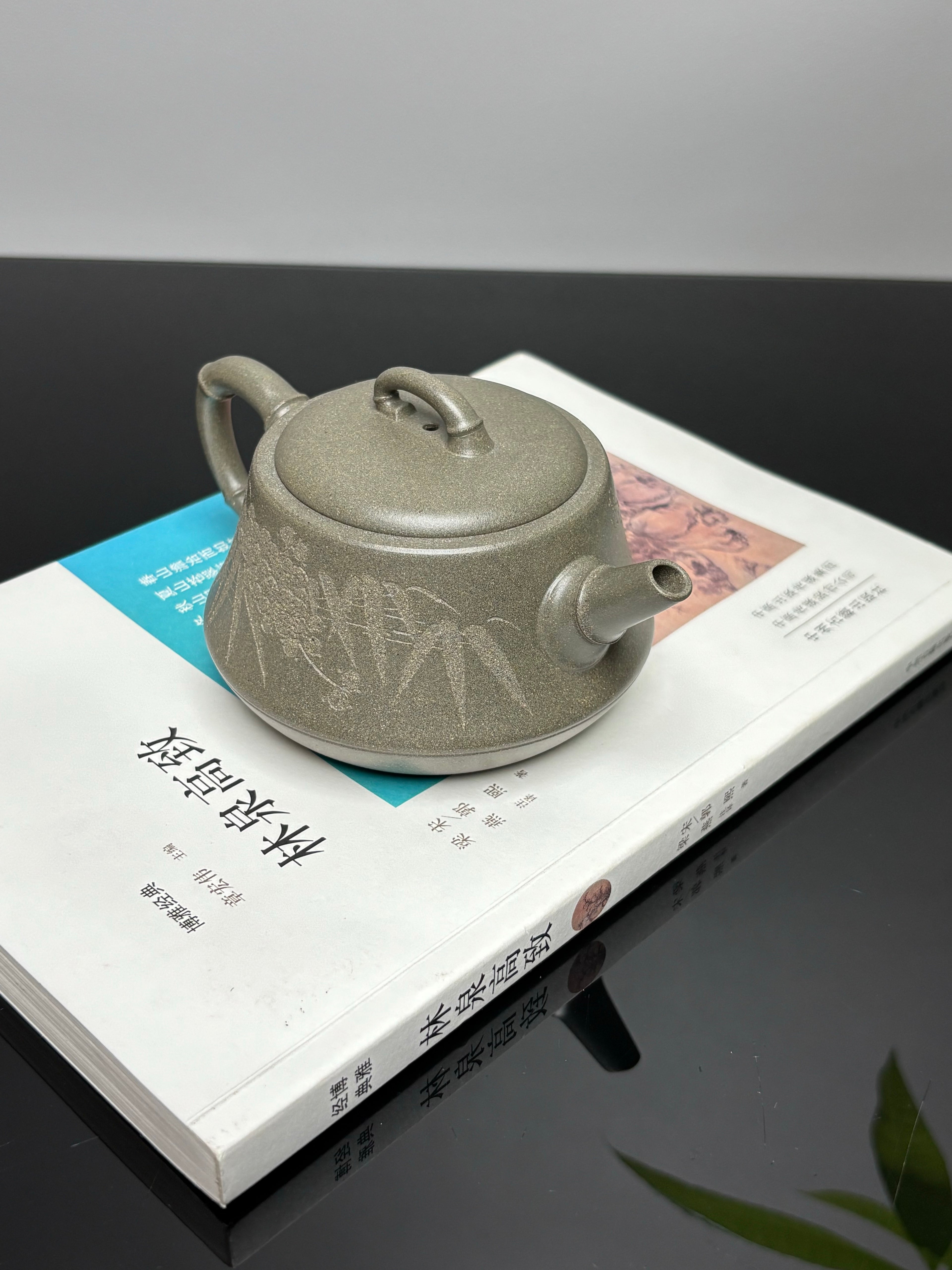 中国紫砂界当代梅王·朱炳浩(石陶）本工巅峰臻品《劲竹石瓢》——原矿优质松华青段·180cc（梅竹双清） ——任淦庭大师高徒｜朱炳浩（石陶）之作