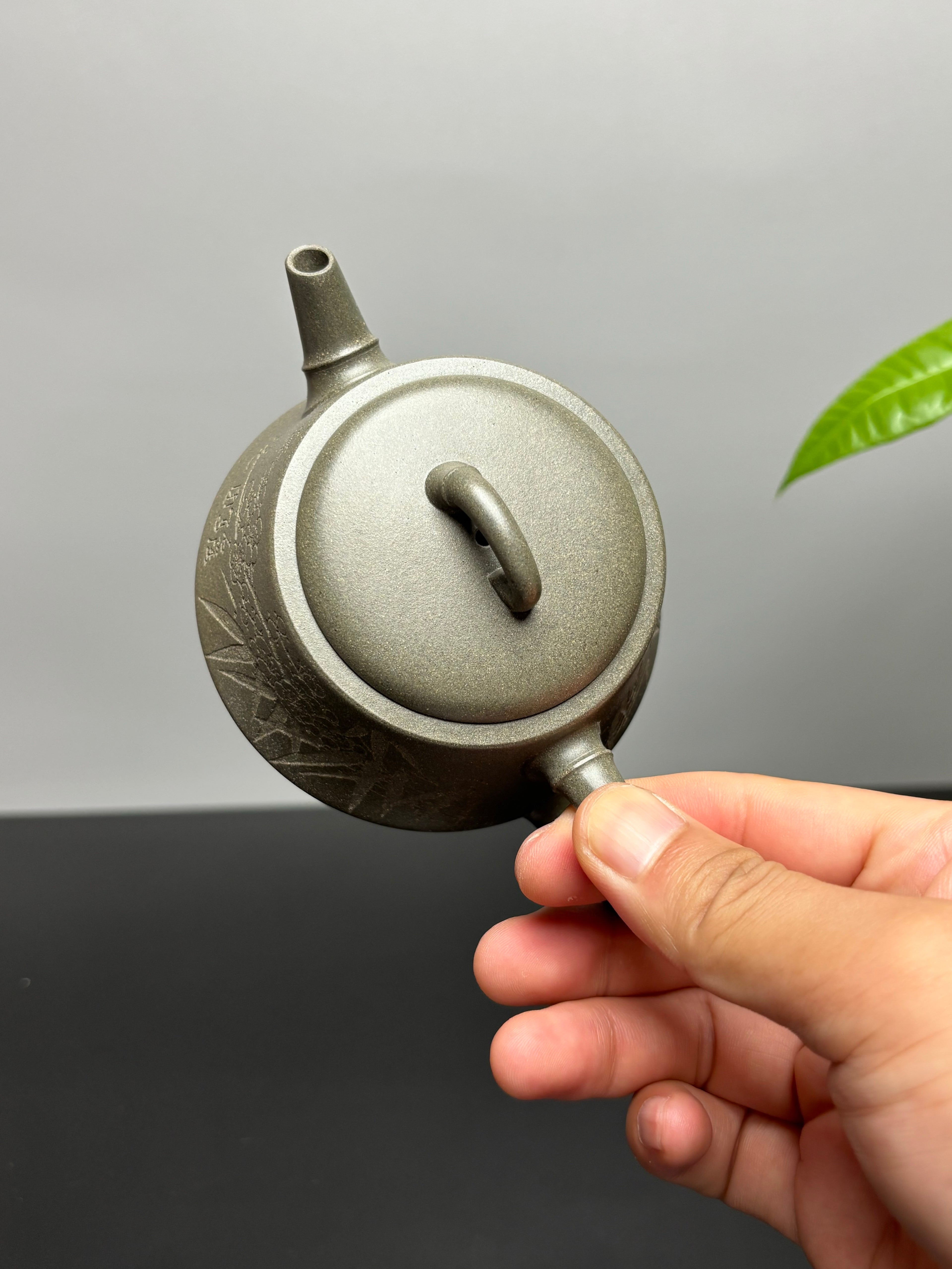 中国紫砂界当代梅王·朱炳浩(石陶）本工巅峰臻品《劲竹石瓢》——原矿优质松华青段·180cc（梅竹双清） ——任淦庭大师高徒｜朱炳浩（石陶）之作