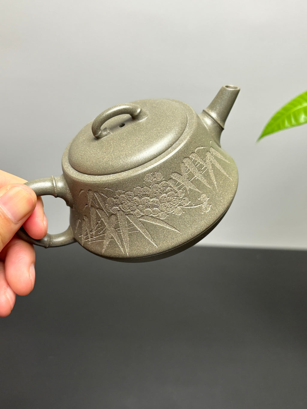中国紫砂界当代梅王·朱炳浩(石陶）本工巅峰臻品《劲竹石瓢》——原矿优质松华青段·180cc（梅竹双清） ——任淦庭大师高徒｜朱炳浩（石陶）之作