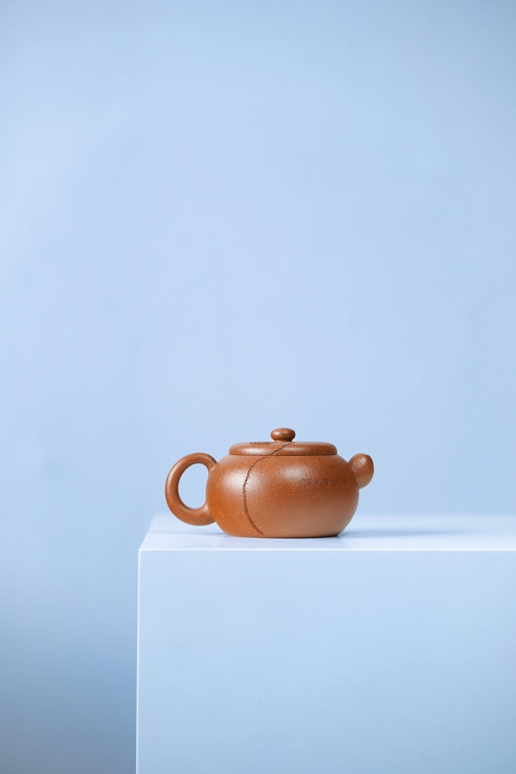 中国紫砂界荣誉之巅｜最年轻国大师 王潇笠稀世臻作《莲年有余壶》礼藏顶配｜传世潜力重器！  ——原矿优质老段泥·280cc ——中国工艺美术大师 王潇笠·亲制