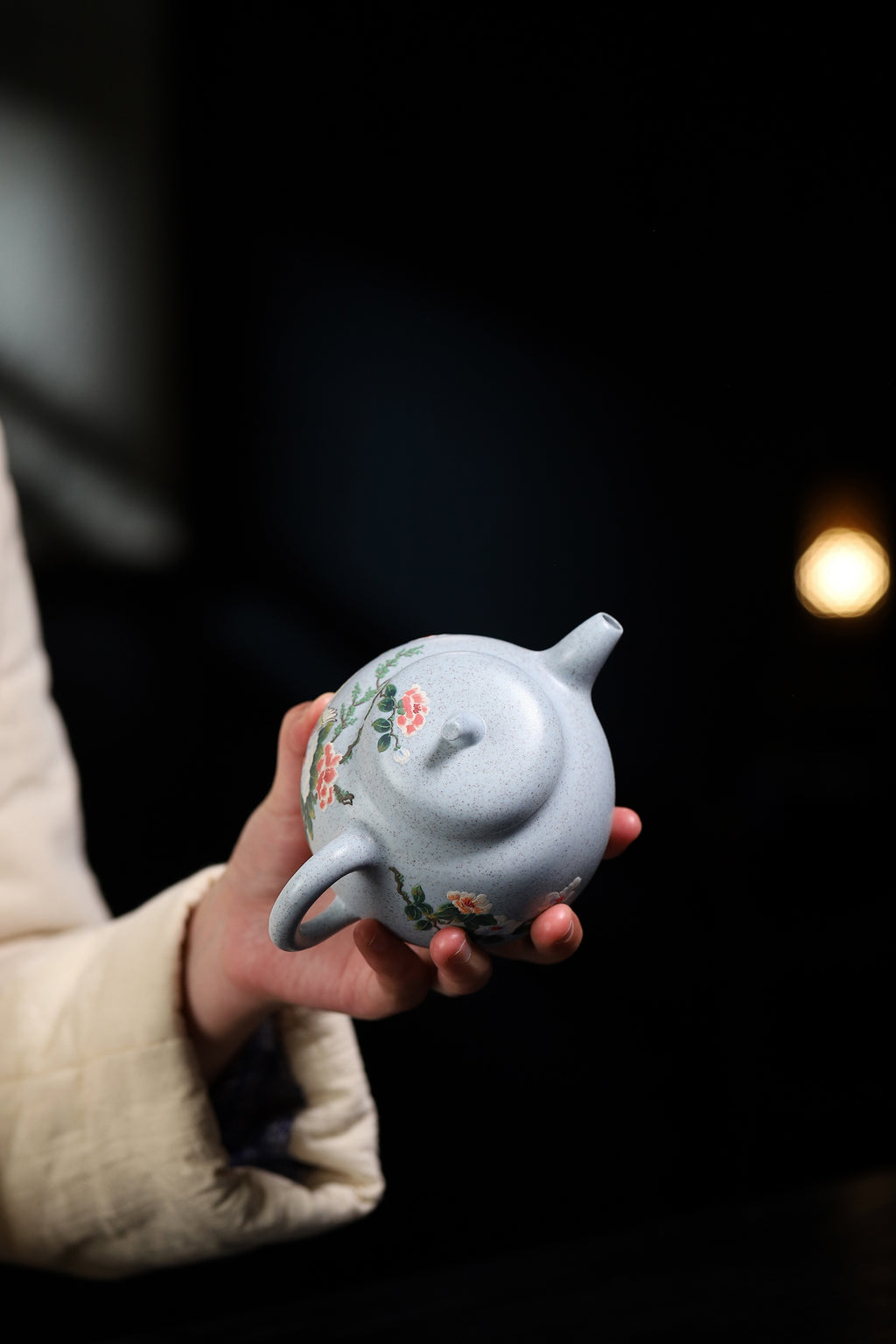 景德镇国大师任瑞华装饰【茄段】 泥料，海蓝泥，容量320cc 作者：杨军保 国家级工艺美术师