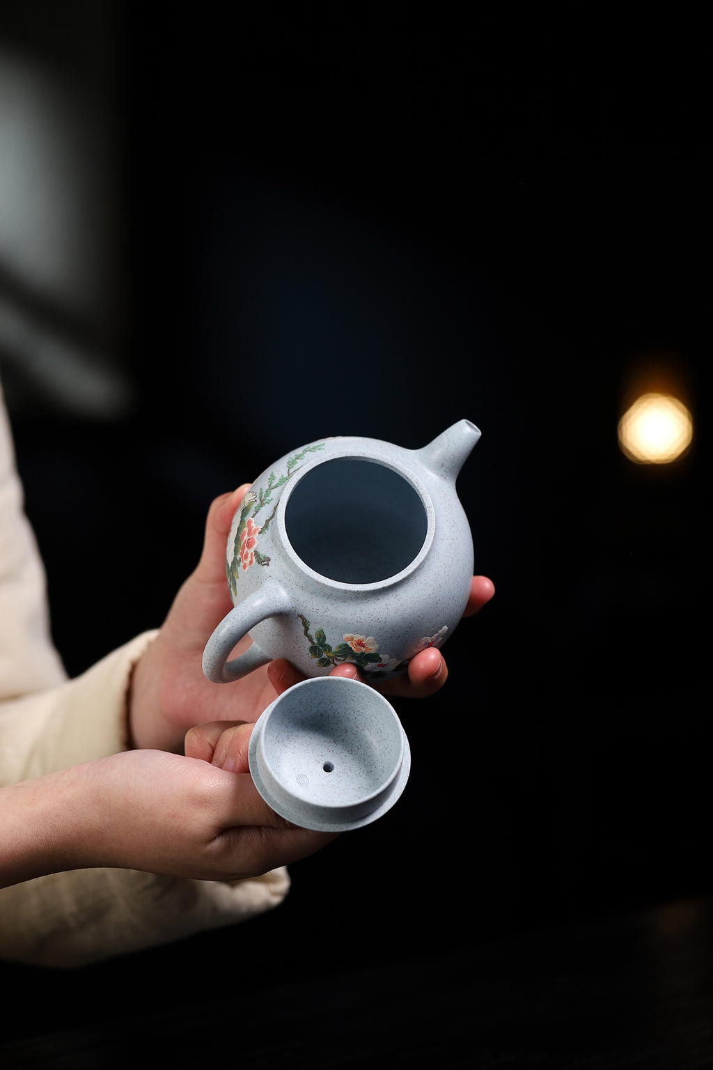 景德镇国大师任瑞华装饰【茄段】 泥料，海蓝泥，容量320cc 作者：杨军保 国家级工艺美术师