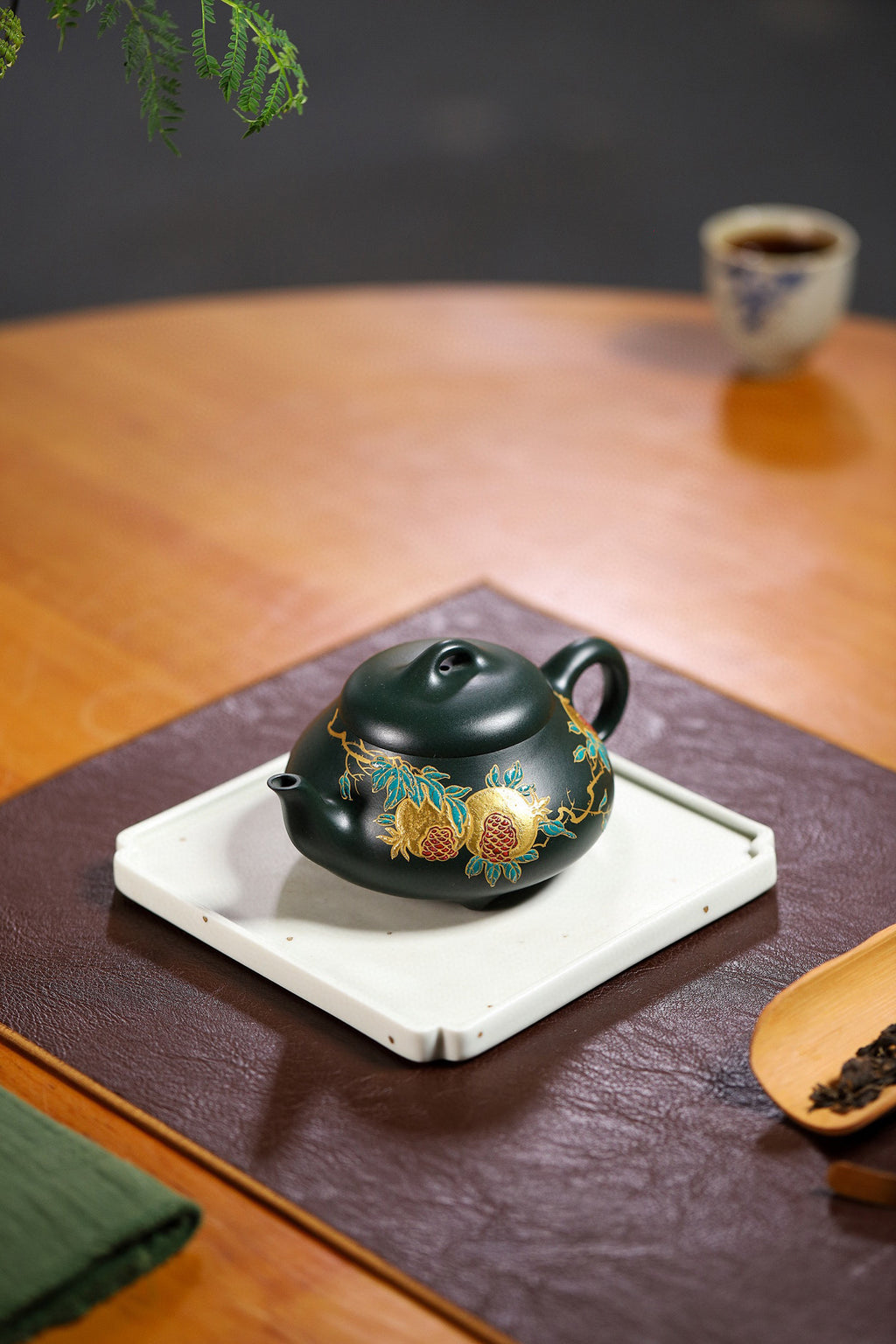 Teacher Yang Peng recommends ❀ Hantang Shipiao Jingdezhen National Master Ren Ruihua's gold and silver inlay craftsmanship 【Clay】 Republic of China green clay 【Capacity】 230cc - ZishaTeapotChina