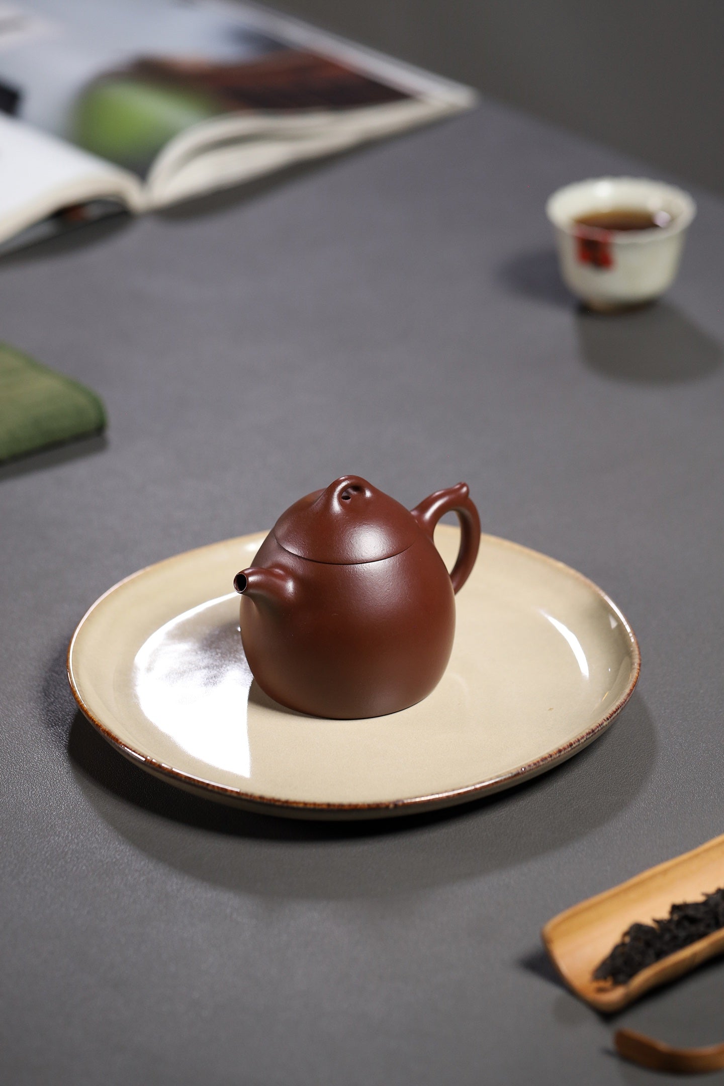 西泠印社倚石苑出品 西泠拍品复刻 | 杨鹏手制 秦权 鹅蛋紫朱泥 160cc 壶身圆润敦实，线条柔和流畅