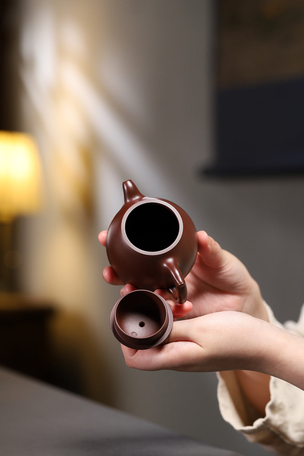 西泠印社倚石苑出品 西泠拍品复刻 | 杨鹏手制 秦权 鹅蛋紫朱泥 160cc 壶身圆润敦实，线条柔和流畅