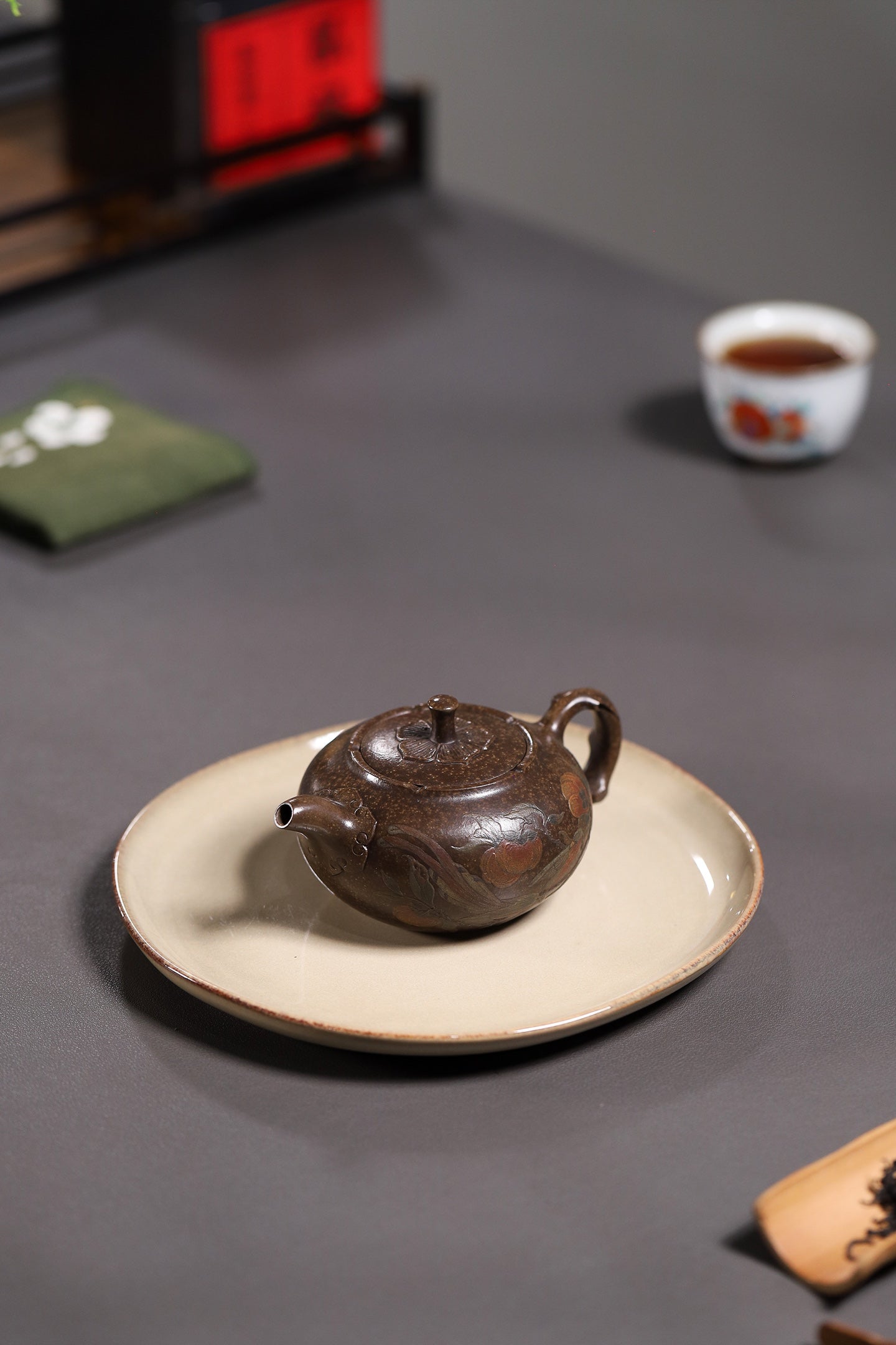 秋实套组 明末桂花砂●200cc 作者 : 杨军保 国家级工艺美术师 圆润饱满的壶身搭配精工堆绘柿子枝叶