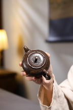 秋实套组 明末桂花砂●200cc 作者 : 杨军保 国家级工艺美术师 圆润饱满的壶身搭配精工堆绘柿子枝叶