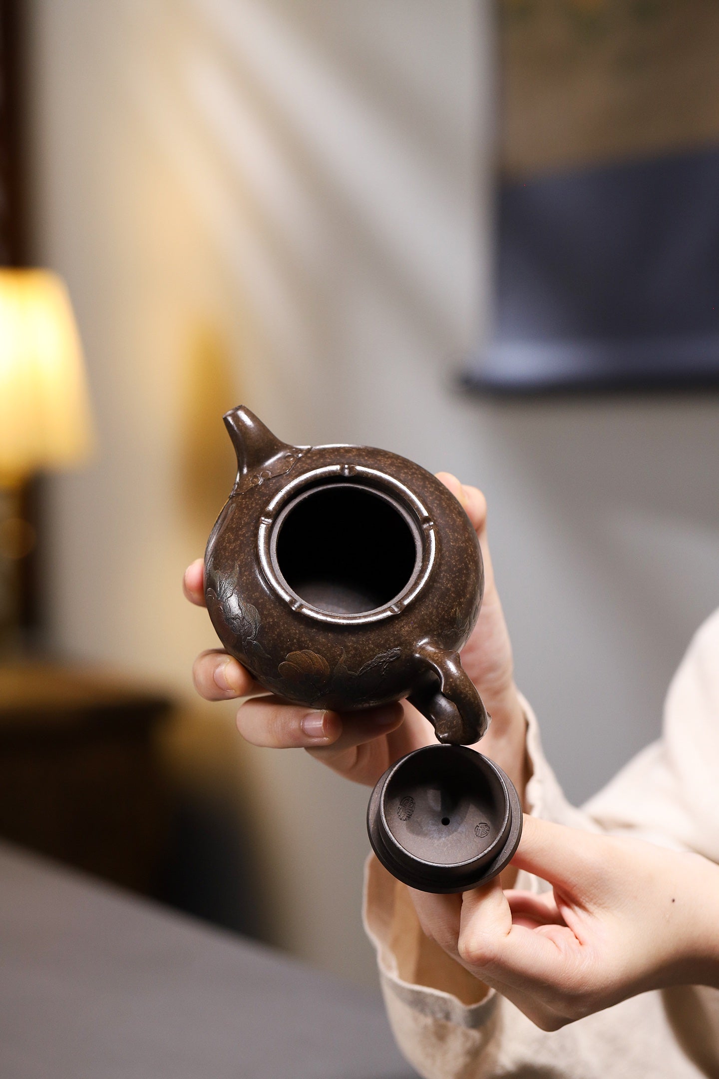 秋实套组 明末桂花砂●200cc 作者 : 杨军保 国家级工艺美术师 圆润饱满的壶身搭配精工堆绘柿子枝叶