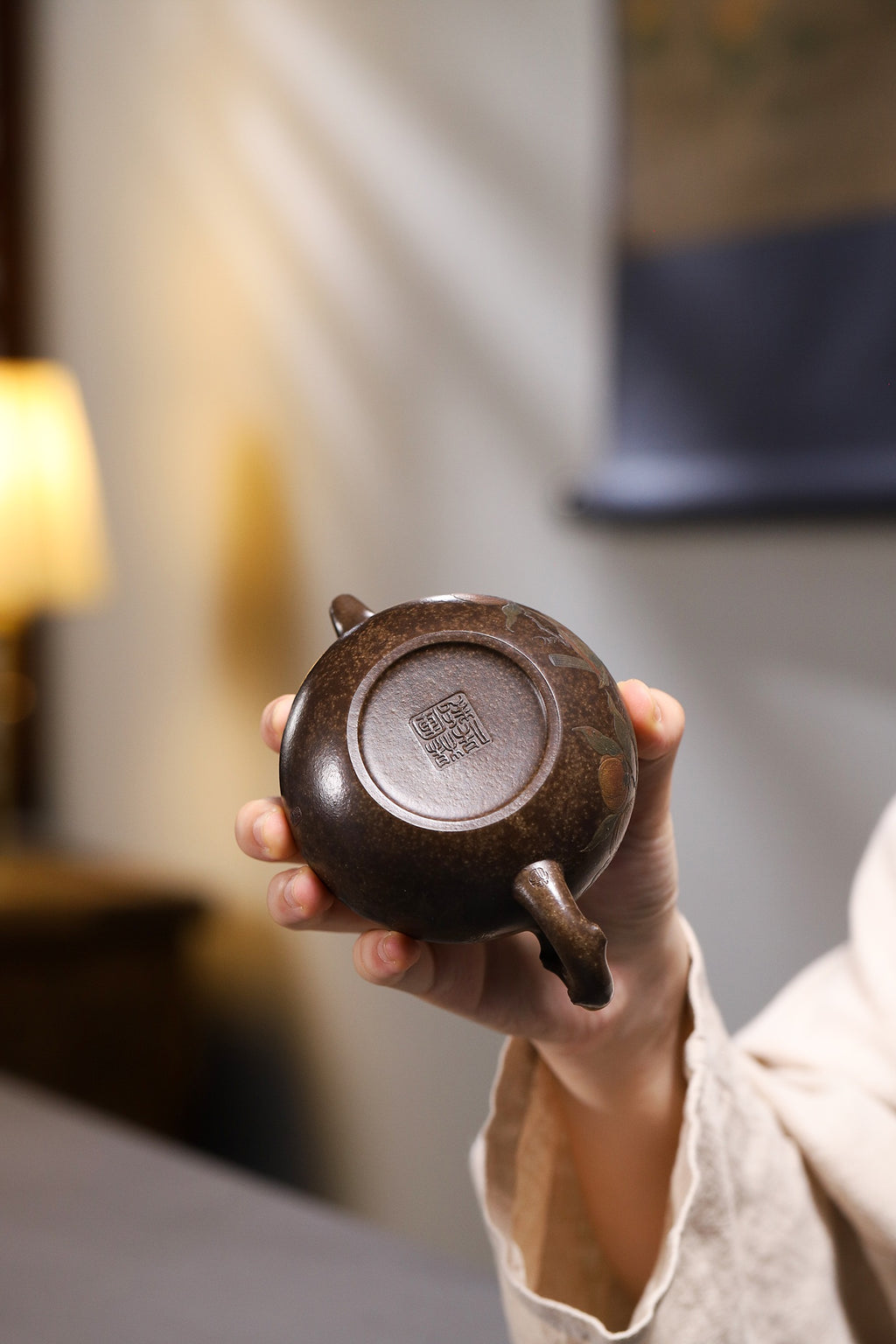 秋实套组 明末桂花砂●200cc 作者 : 杨军保 国家级工艺美术师 圆润饱满的壶身搭配精工堆绘柿子枝叶