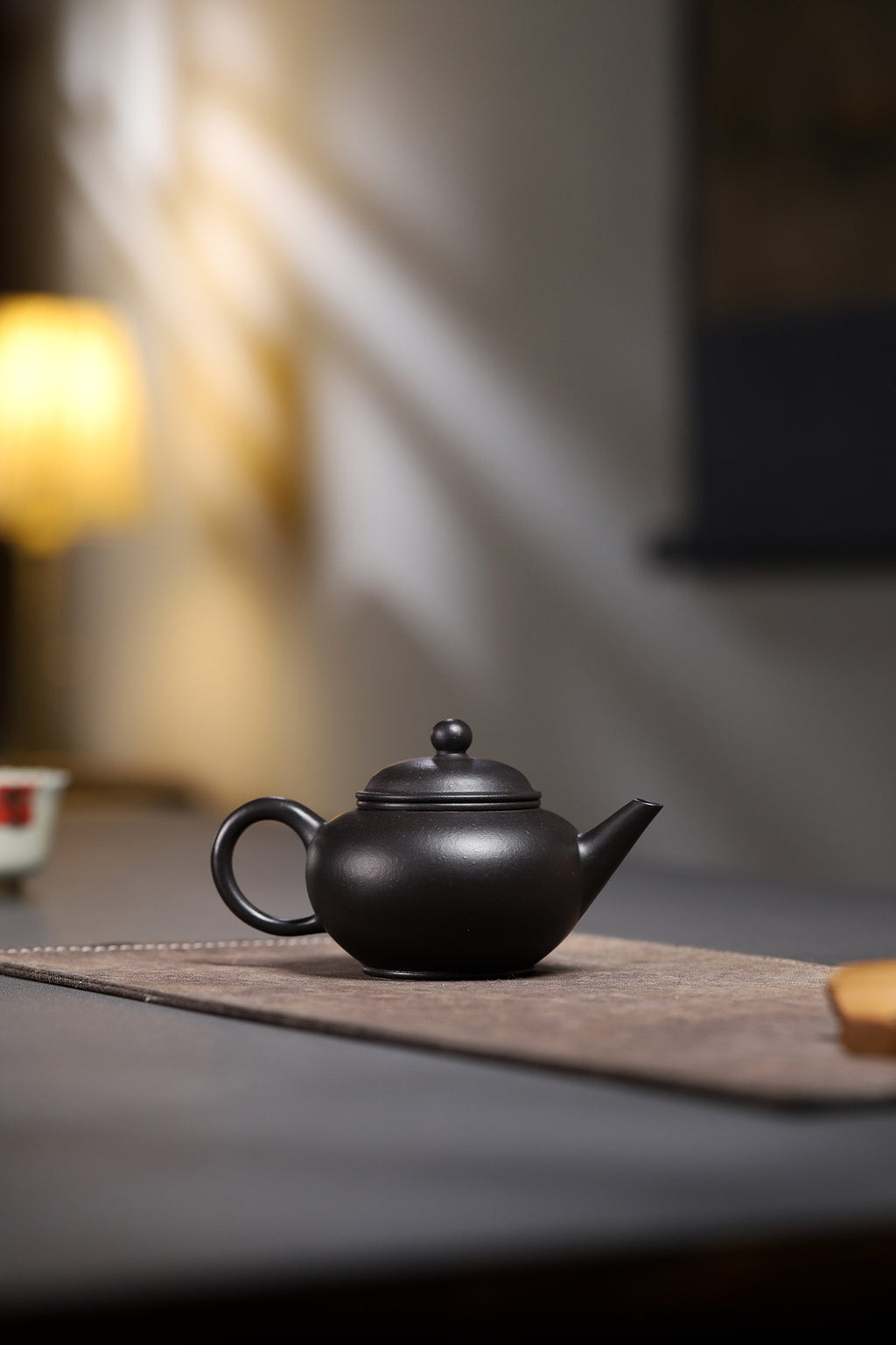 西泠印社倚石苑出品 西泠拍品复刻 | 杨鹏手制 水平·大彬铁血红砂·170cc 独家泥绘装饰，满壶浅粉、浅蓝碎花环绕软萌小猫，笔触细腻柔和