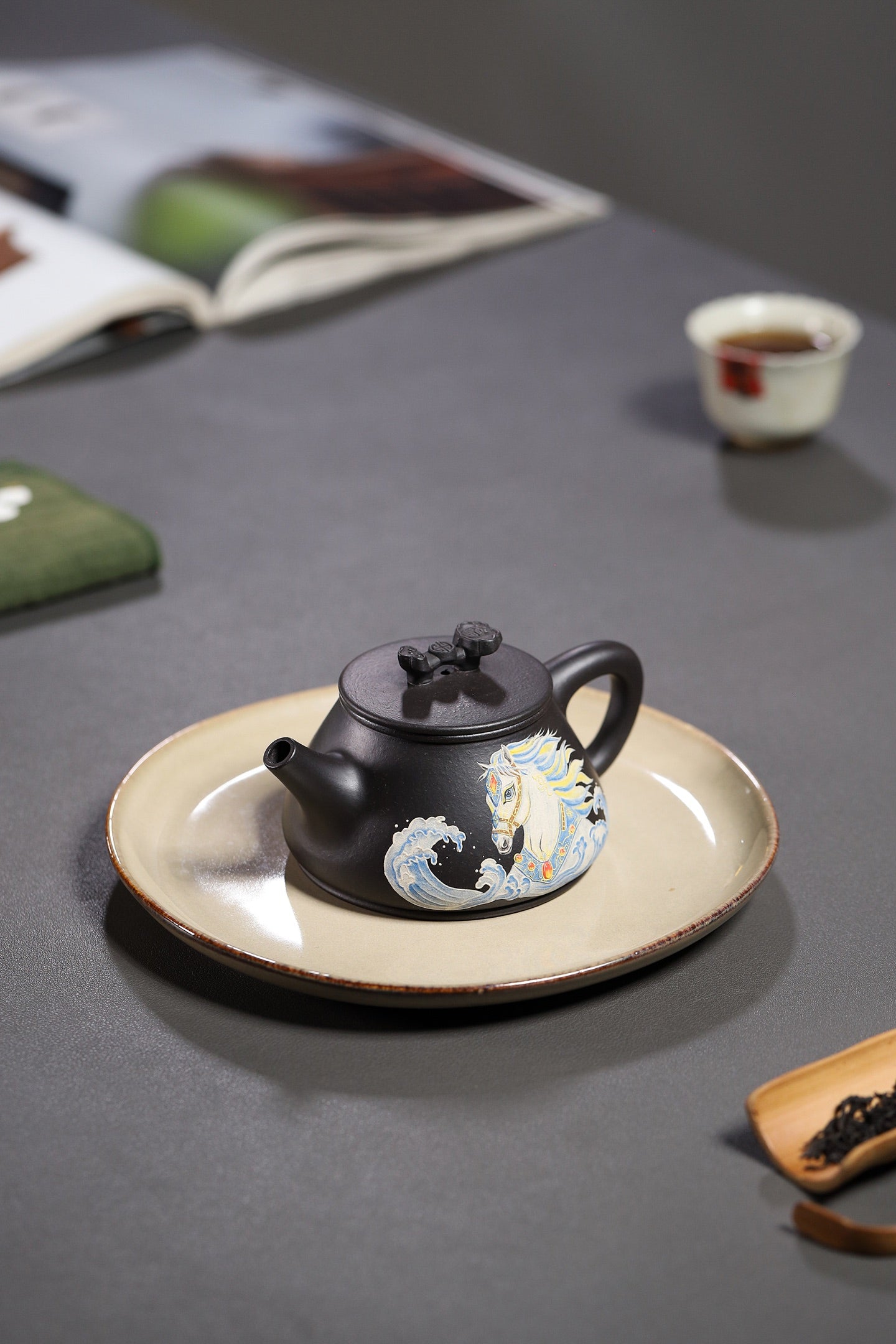 西泠拍品复刻 | 杨鹏手制 如意石瓢·大彬铁血红砂·210cc 壶身泥绘白马踏浪，骏马神采飞扬，寓意马到成功、前程坦荡