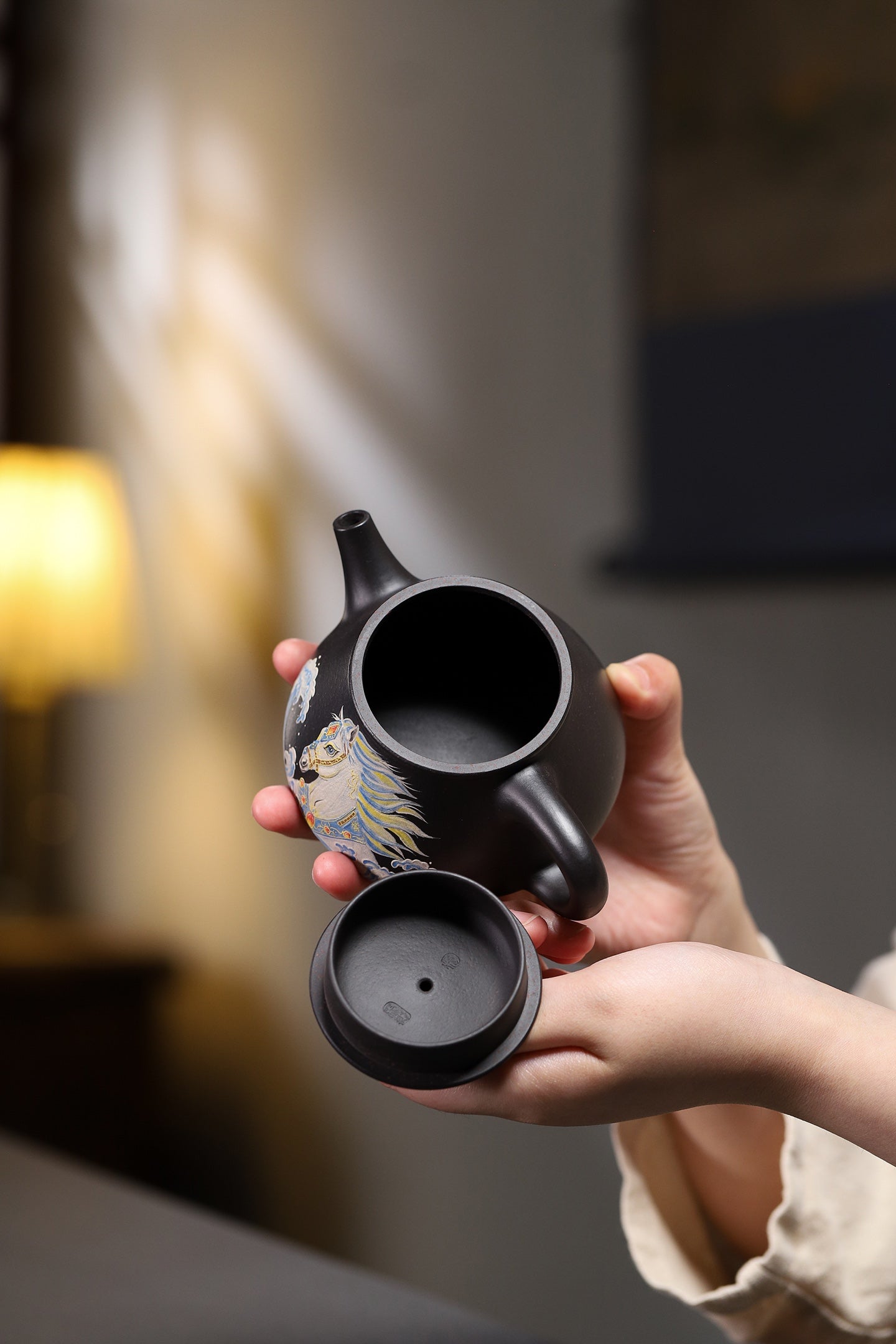 西泠拍品复刻 | 杨鹏手制 如意石瓢·大彬铁血红砂·210cc 壶身泥绘白马踏浪，骏马神采飞扬，寓意马到成功、前程坦荡
