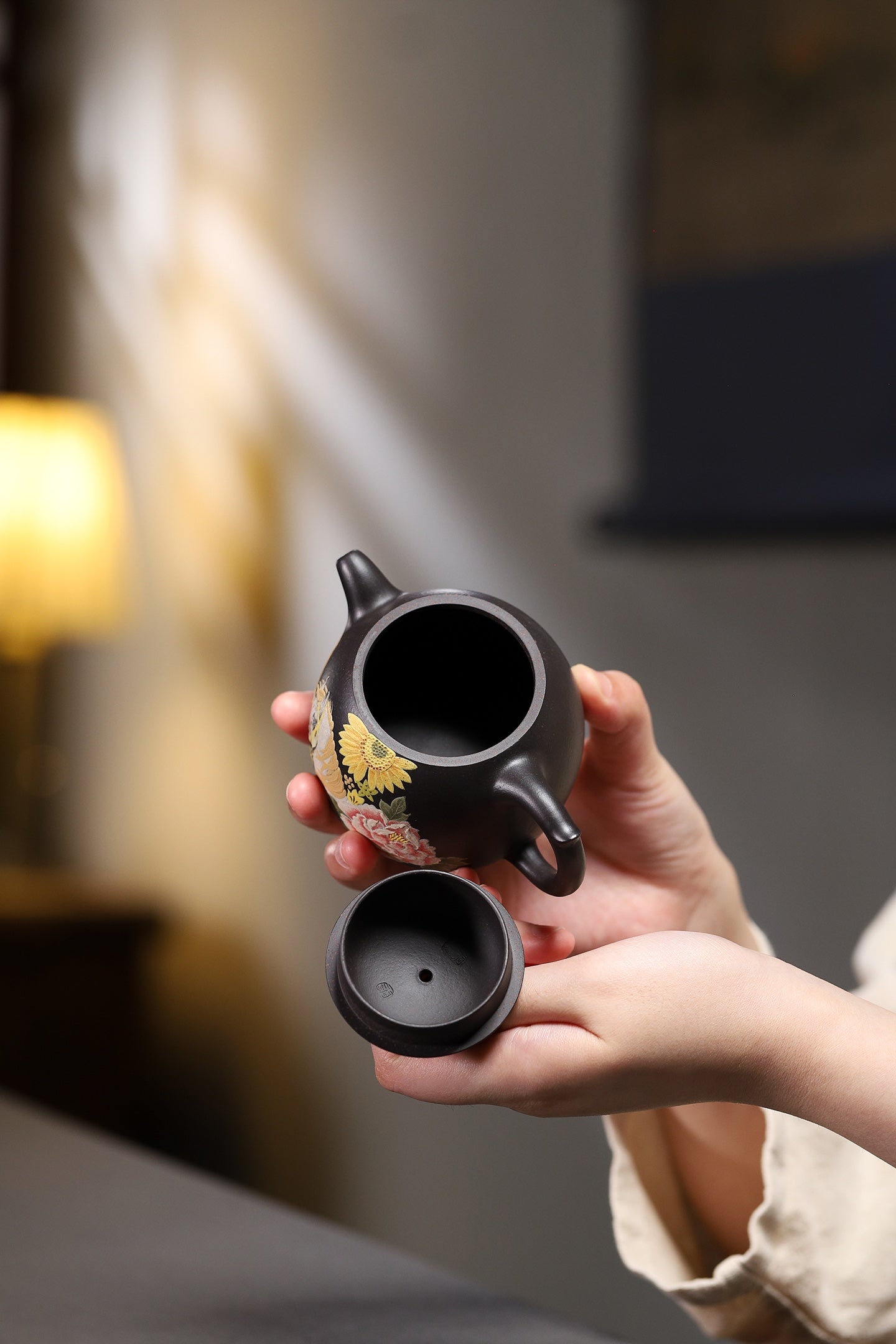 西泠拍品复刻 | 杨鹏手制 秦权·大彬铁血红砂·160cc 俊逸白马搭配盛放牡丹、明媚向日葵，马寓意前程顺遂