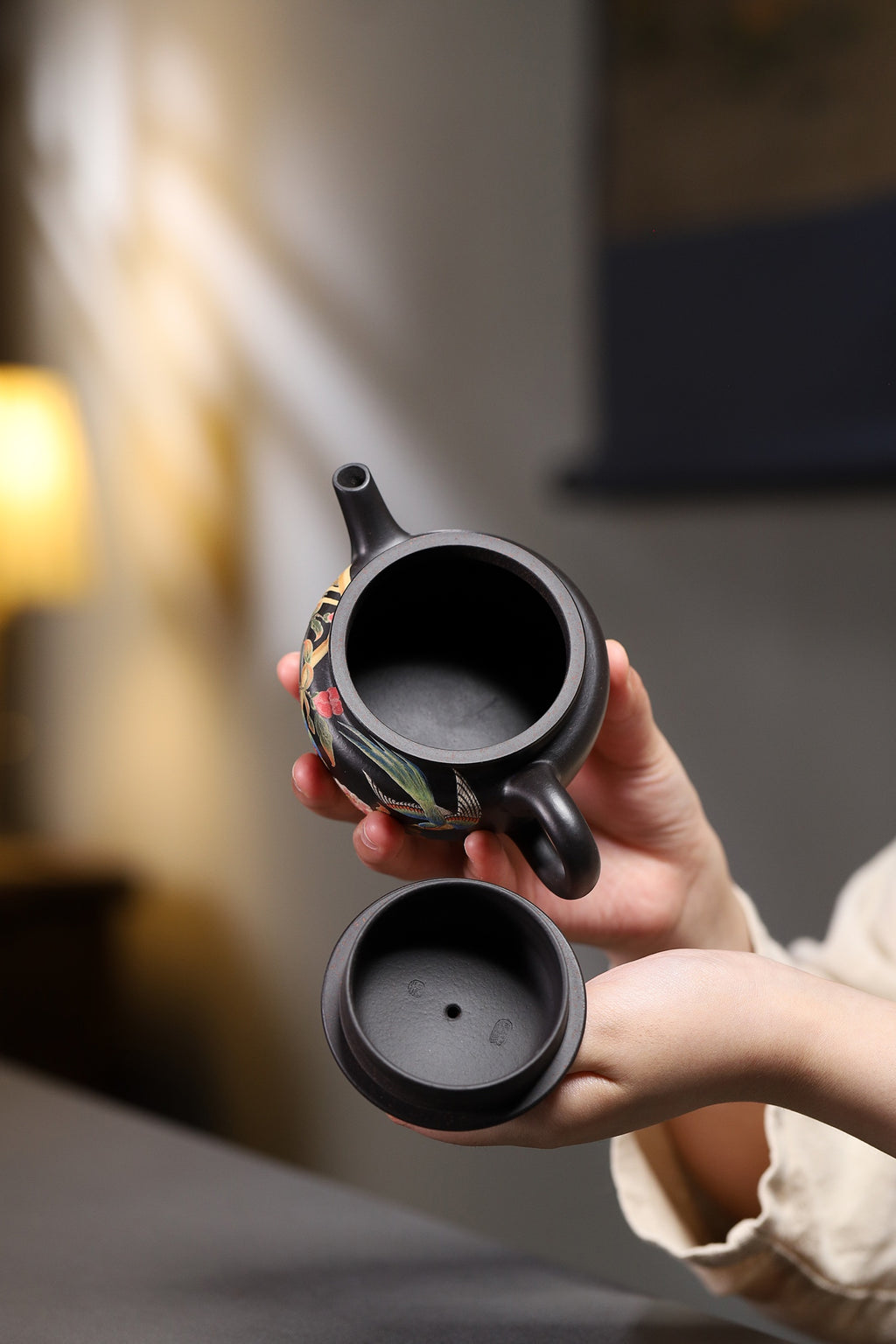 西泠拍品复刻 | 杨鹏手制 德钟·大彬铁血红砂·160cc 窗棂泥绘于壶身，框住一隅春色，牡丹绽妍，禽鸟轻栖