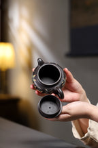 西泠拍品复刻 | 杨鹏手制 仿古·大彬铁血红砂·190cc 经典器型好握持，壶身双面施以精妙泥绘