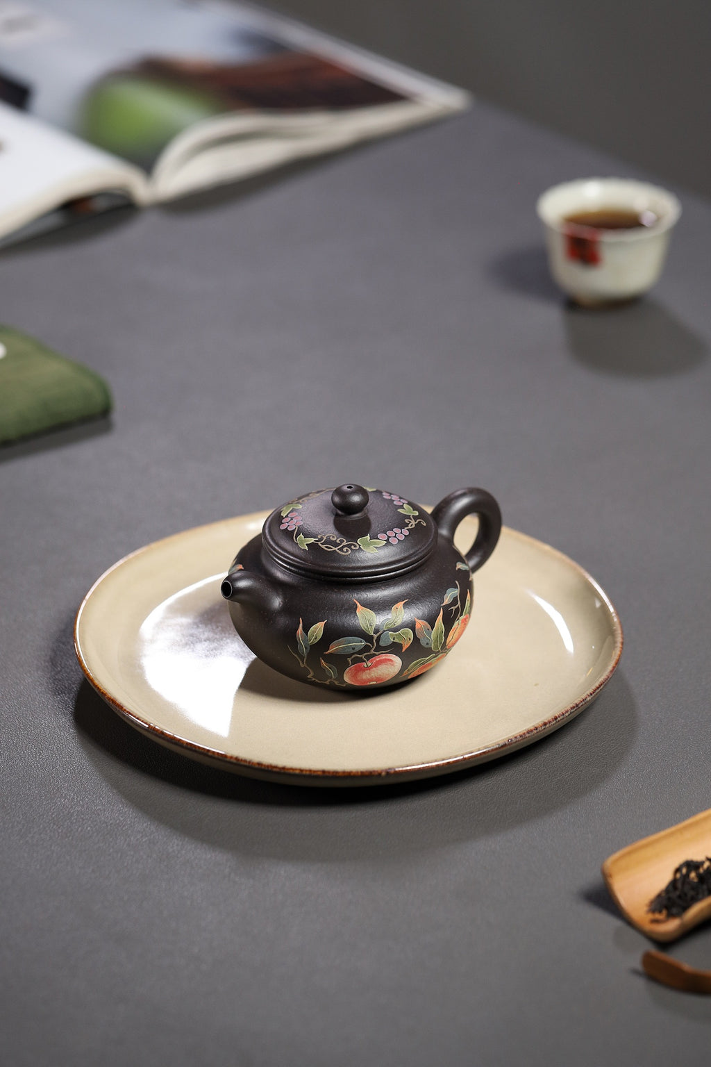 西泠拍品复刻 | 杨鹏手制 仿古·大彬铁血红砂·190cc 经典器型好握持，壶身双面施以精妙泥绘