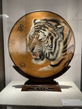中国紫砂界绘虎宗师泰斗——龚金良大师手绘《虎啸雄风》紫砂陶板，中国紫砂博物馆收藏款