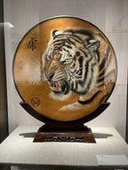 中国紫砂界绘虎宗师泰斗——龚金良大师手绘《虎啸雄风》紫砂陶板，中国紫砂博物馆收藏款
