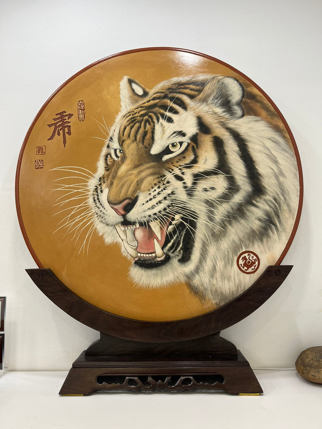 中国紫砂界绘虎宗师泰斗——龚金良大师手绘《虎啸雄风》紫砂陶板，中国紫砂博物馆收藏款