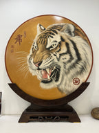 中国紫砂界绘虎宗师泰斗——龚金良大师手绘《虎啸雄风》紫砂陶板，中国紫砂博物馆收藏款