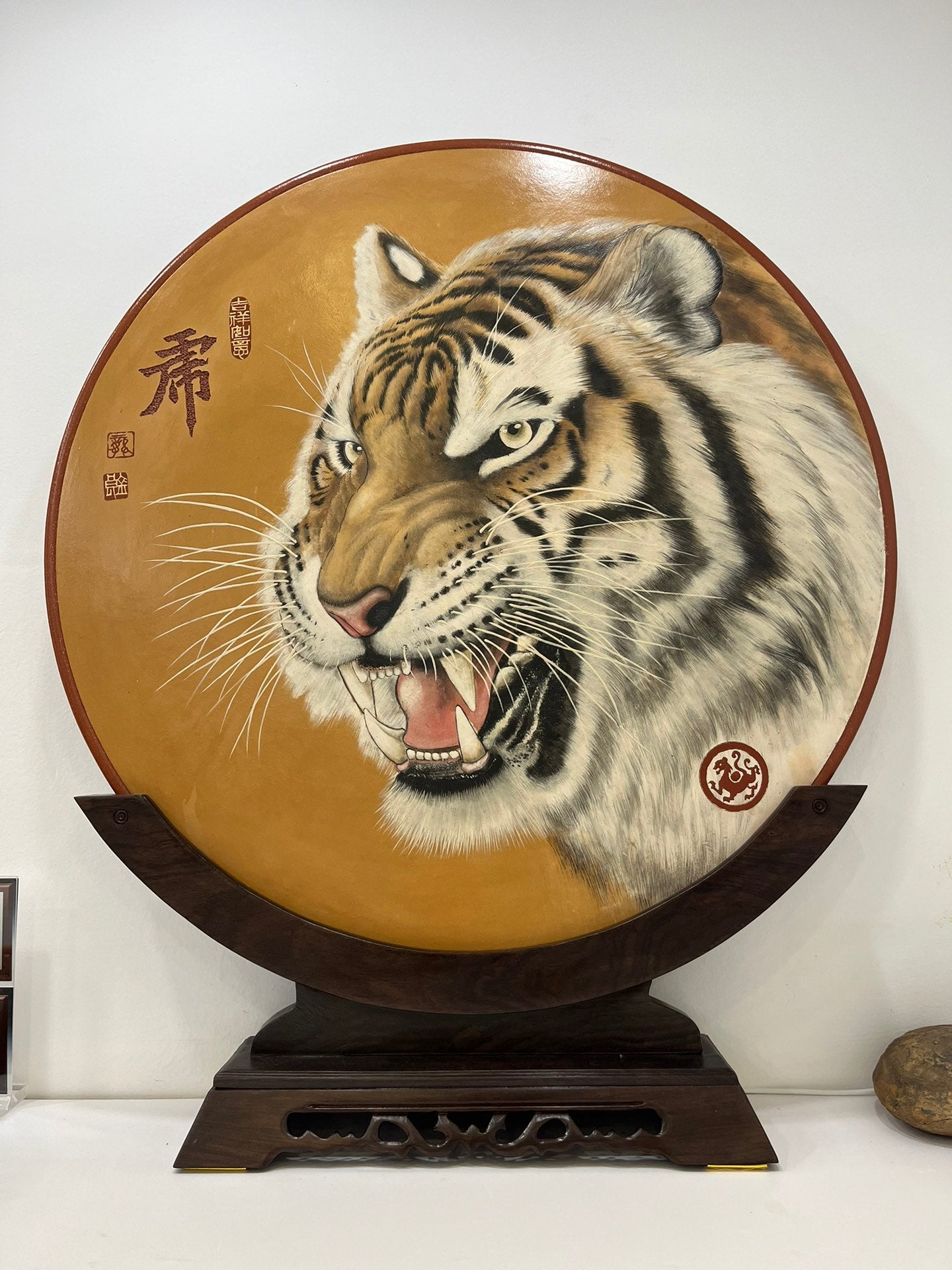 中国紫砂界绘虎宗师泰斗——龚金良大师手绘《虎啸雄风》紫砂陶板，中国紫砂博物馆收藏款