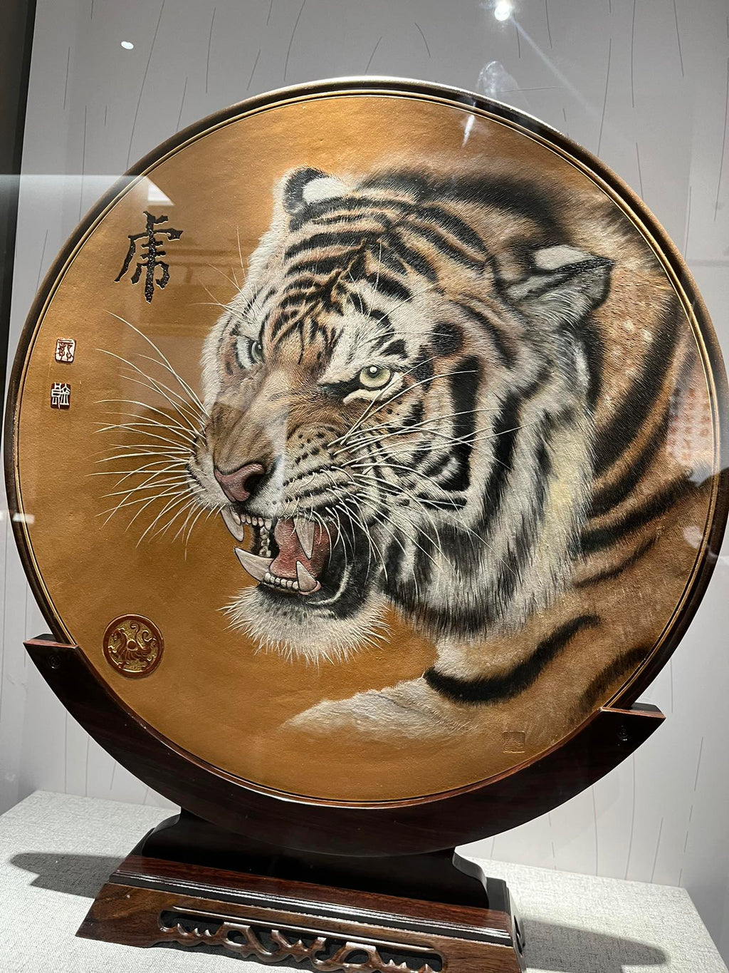 中国紫砂界绘虎宗师泰斗——龚金良大师手绘《虎啸雄风》紫砂陶板，中国紫砂博物馆收藏款
