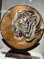中国紫砂界绘虎宗师泰斗——龚金良大师手绘《虎啸雄风》紫砂陶板，中国紫砂博物馆收藏款