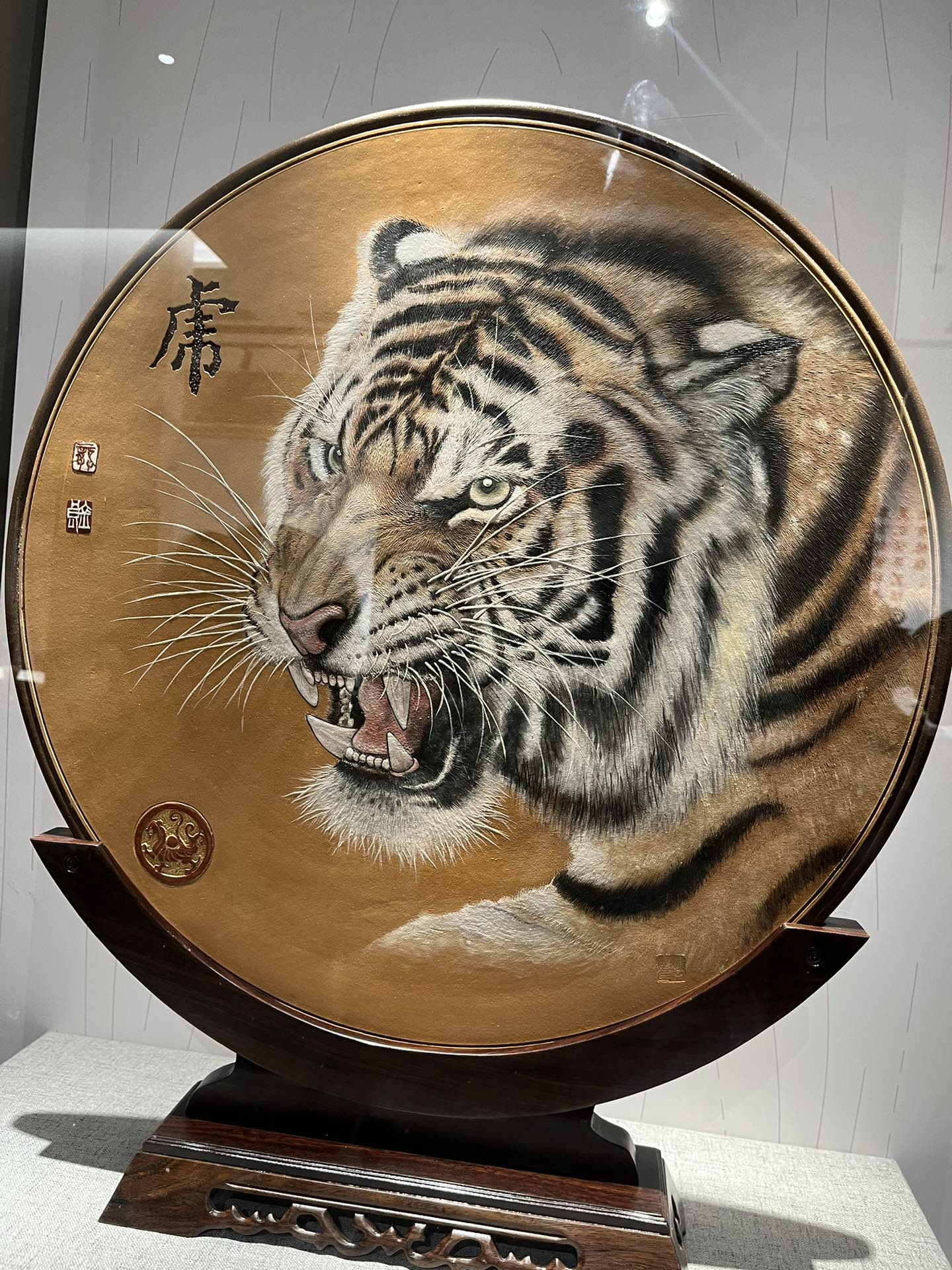 中国紫砂界绘虎宗师泰斗——龚金良大师手绘《虎啸雄风》紫砂陶板，中国紫砂博物馆收藏款