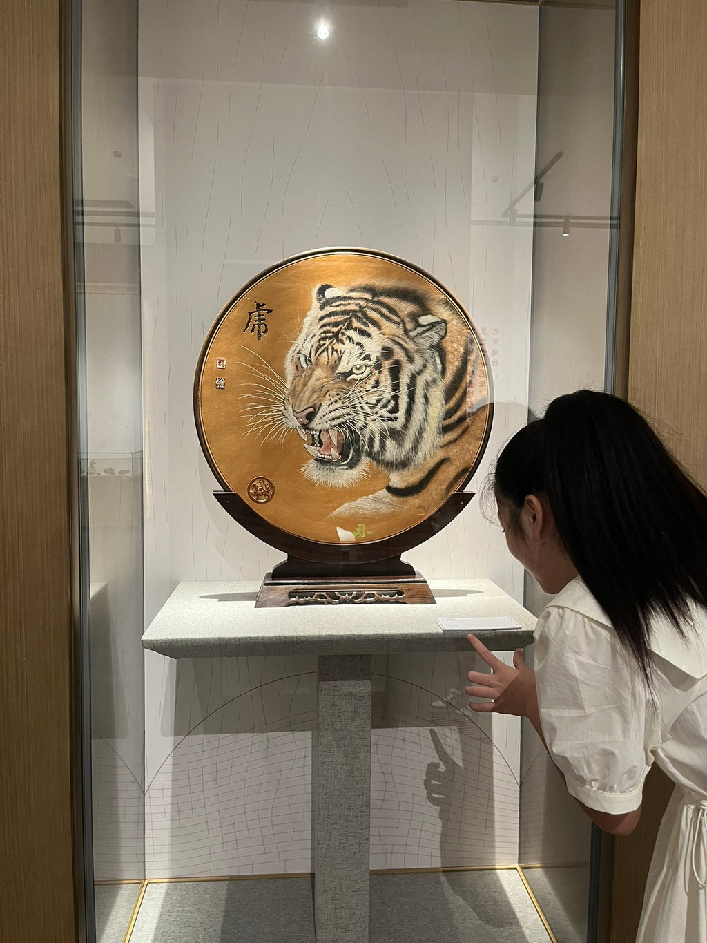 中国紫砂界绘虎宗师泰斗——龚金良大师手绘《虎啸雄风》紫砂陶板，中国紫砂博物馆收藏款