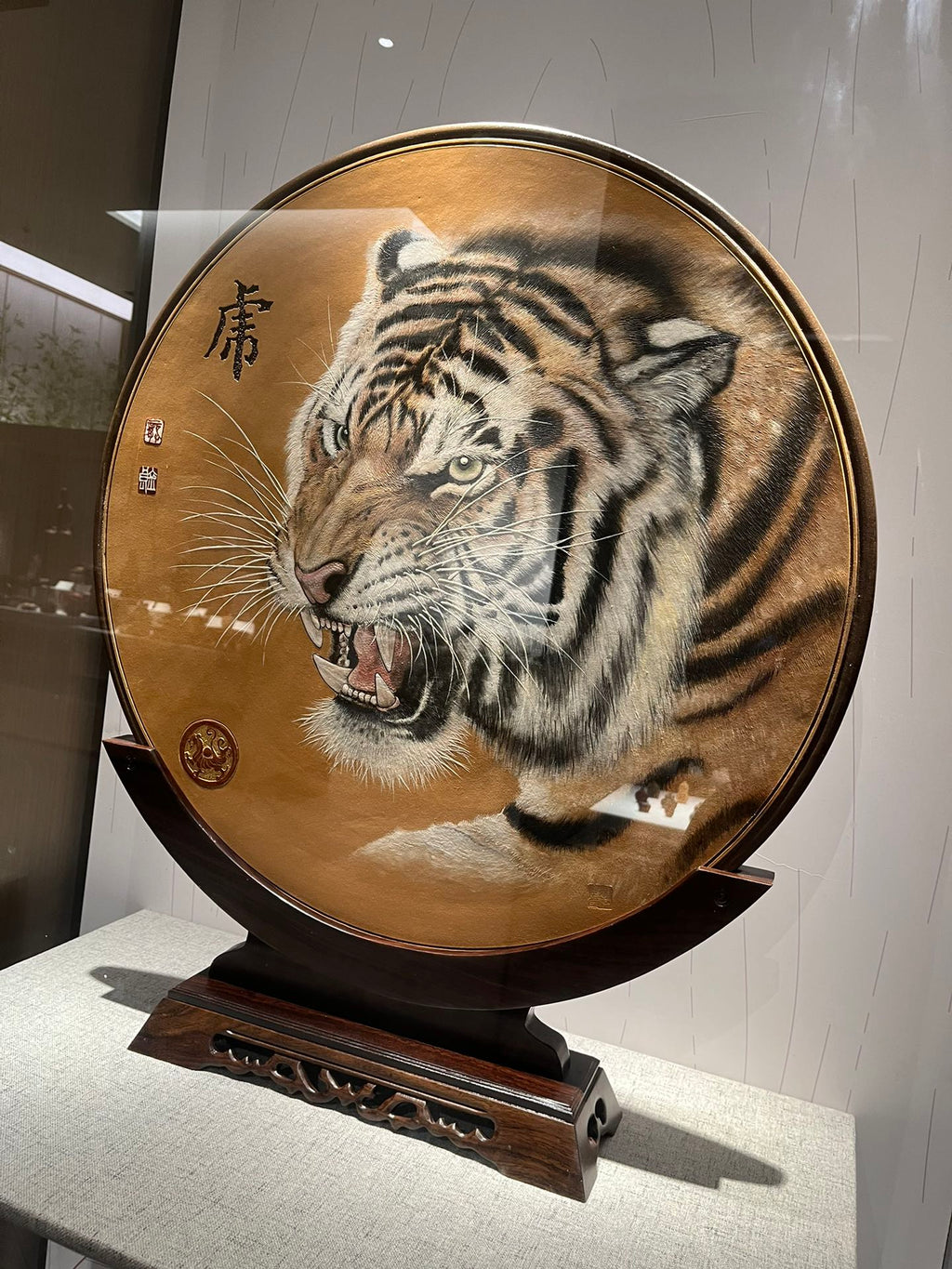 中国紫砂界绘虎宗师泰斗——龚金良大师手绘《虎啸雄风》紫砂陶板，中国紫砂博物馆收藏款