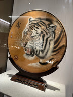 中国紫砂界绘虎宗师泰斗——龚金良大师手绘《虎啸雄风》紫砂陶板，中国紫砂博物馆收藏款