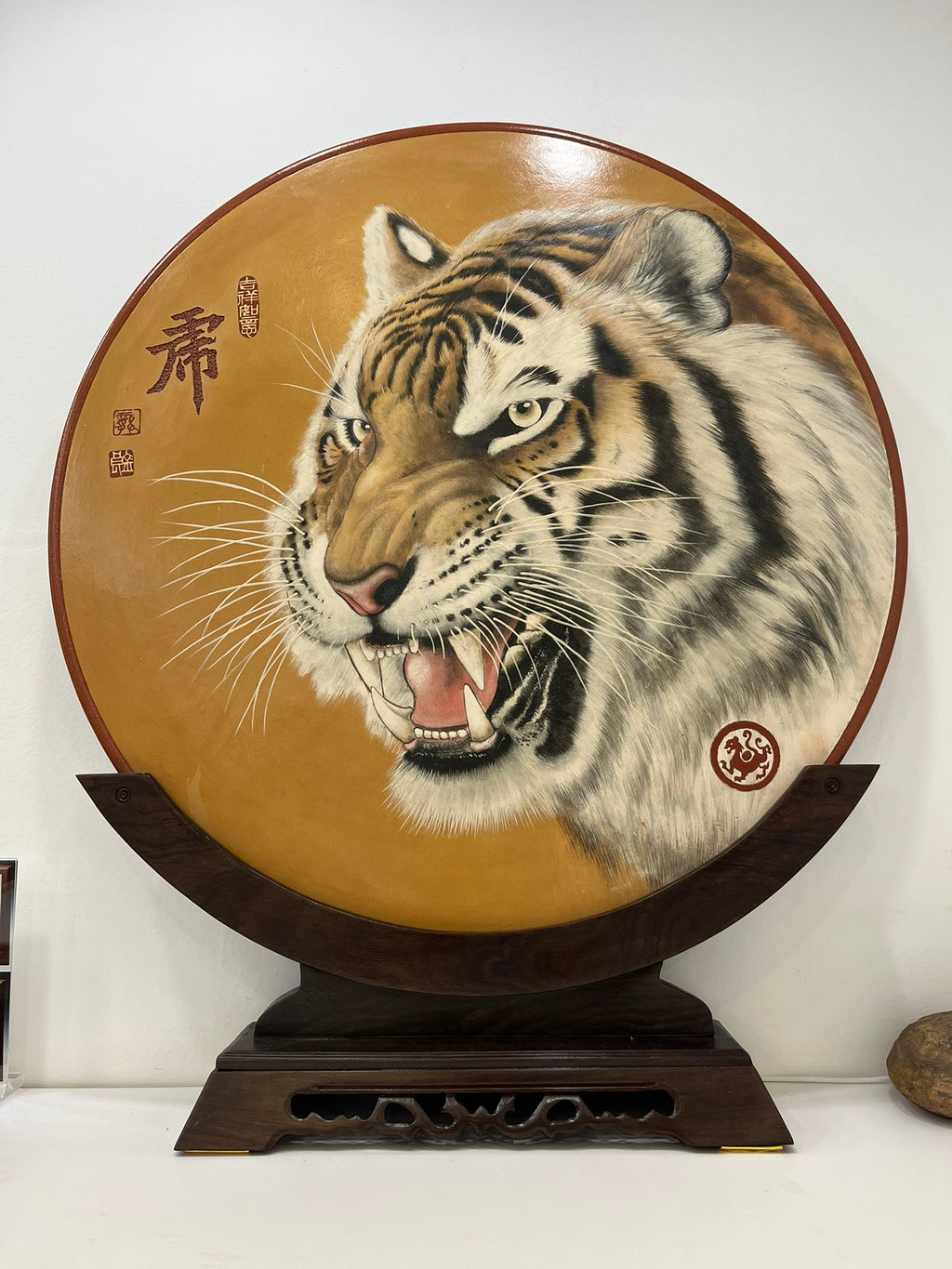 中国紫砂界绘虎宗师泰斗——龚金良大师手绘《虎啸雄风》紫砂陶板，中国紫砂博物馆收藏款