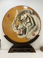 中国紫砂界绘虎宗师泰斗——龚金良大师手绘《虎啸雄风》紫砂陶板，中国紫砂博物馆收藏款