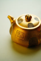 紫砂界金字塔尖·非遗功勋国大师 邱玉林｜殿堂级顶奢臻品《得乐壶》，传世收藏👍——原矿优质底槽清·330cc ——中国陶瓷艺术大师·邱玉林 亲制 ——非遗黄金贝壳烧·独家茶叶沫釉 双工艺