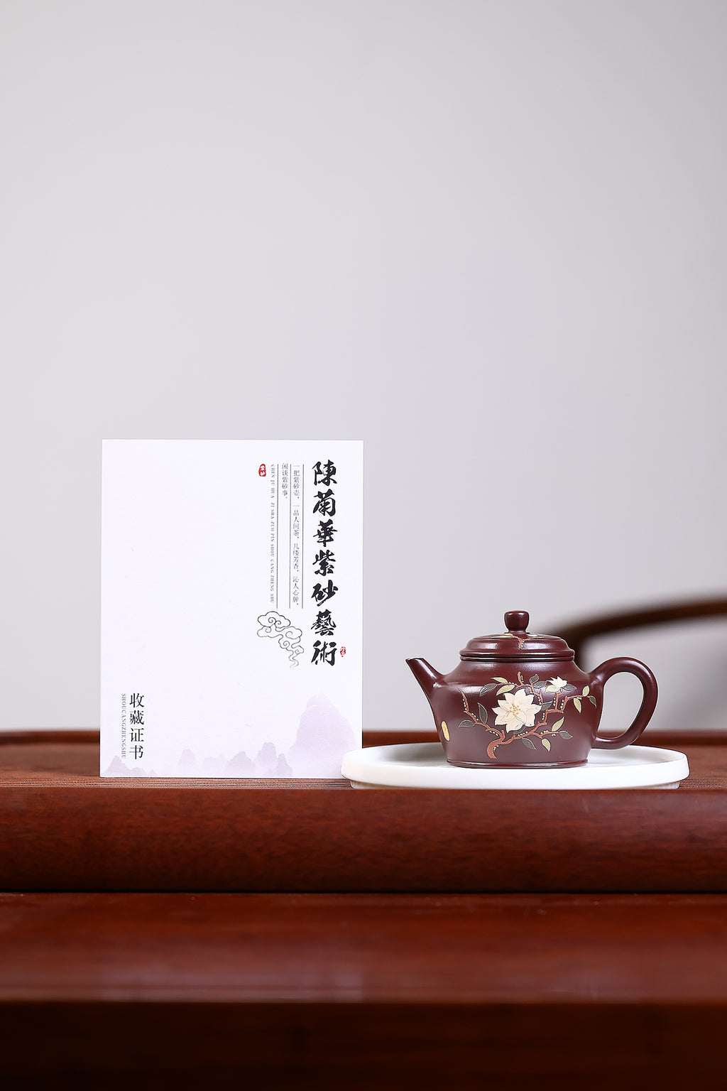 【剑流德钟】 泥料：紫朱泥 容量：200毫升 作者：陈菊华  此款剑流德钟，承袭德钟经典器韵，壶身敦实周正，轮廓挺拔大气
