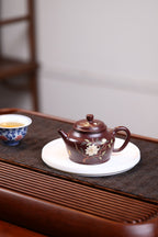【剑流德钟】 泥料：紫朱泥 容量：200毫升 作者：陈菊华  此款剑流德钟，承袭德钟经典器韵，壶身敦实周正，轮廓挺拔大气
