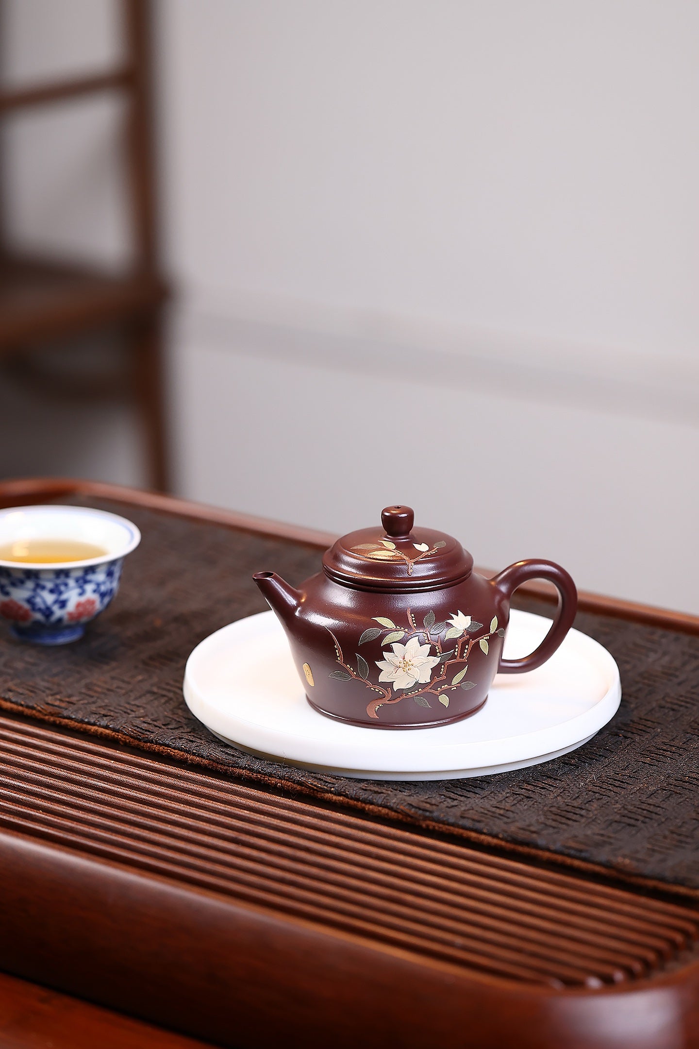 【剑流德钟】 泥料：紫朱泥 容量：200毫升 作者：陈菊华  此款剑流德钟，承袭德钟经典器韵，壶身敦实周正，轮廓挺拔大气