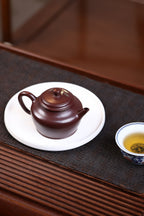 【剑流德钟】 泥料：紫朱泥 容量：200毫升 作者：陈菊华  此款剑流德钟，承袭德钟经典器韵，壶身敦实周正，轮廓挺拔大气