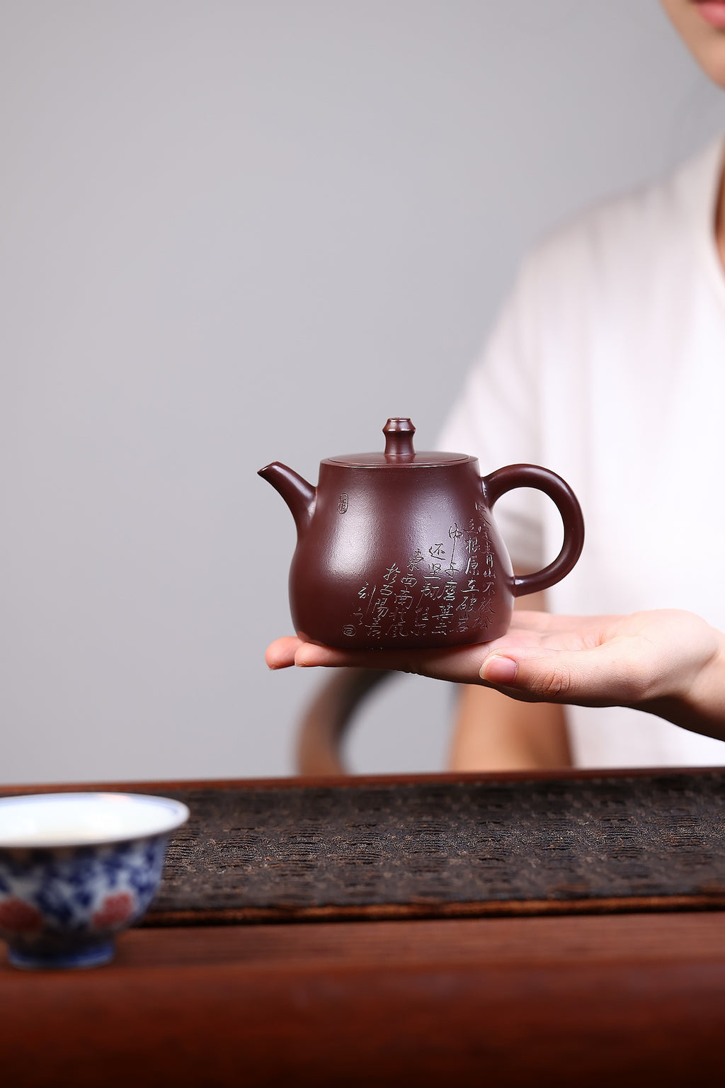【天际】 泥料：紫朱泥 容量：200毫升 作者：陈菊华  此款天际壶，壶腹饱满敦实，向上缓缓收束，整体身姿高挑秀挺