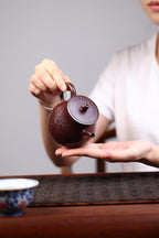 【天际】 泥料：紫朱泥 容量：200毫升 作者：陈菊华  此款天际壶，壶腹饱满敦实，向上缓缓收束，整体身姿高挑秀挺