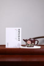 【瓦当】 泥料：紫朱泥 容量：200毫升 作者：陈菊华  此款瓦当壶，壶身筒形挺拔规整，线条简练有力，复刻古瓦当的古朴端庄