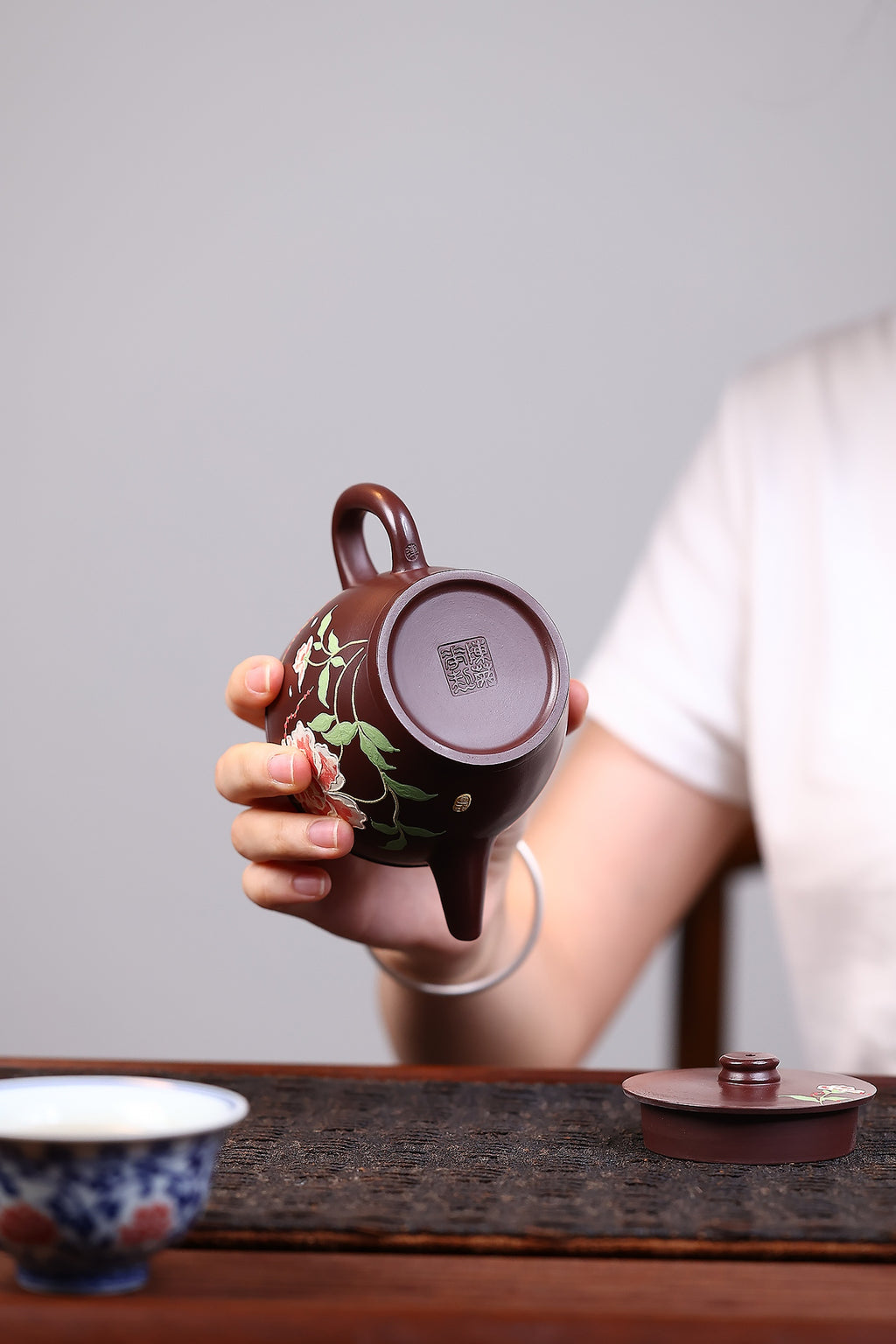 【瓦当】 泥料：紫朱泥 容量：200毫升 作者：陈菊华  此款瓦当壶，壶身筒形挺拔规整，线条简练有力，复刻古瓦当的古朴端庄