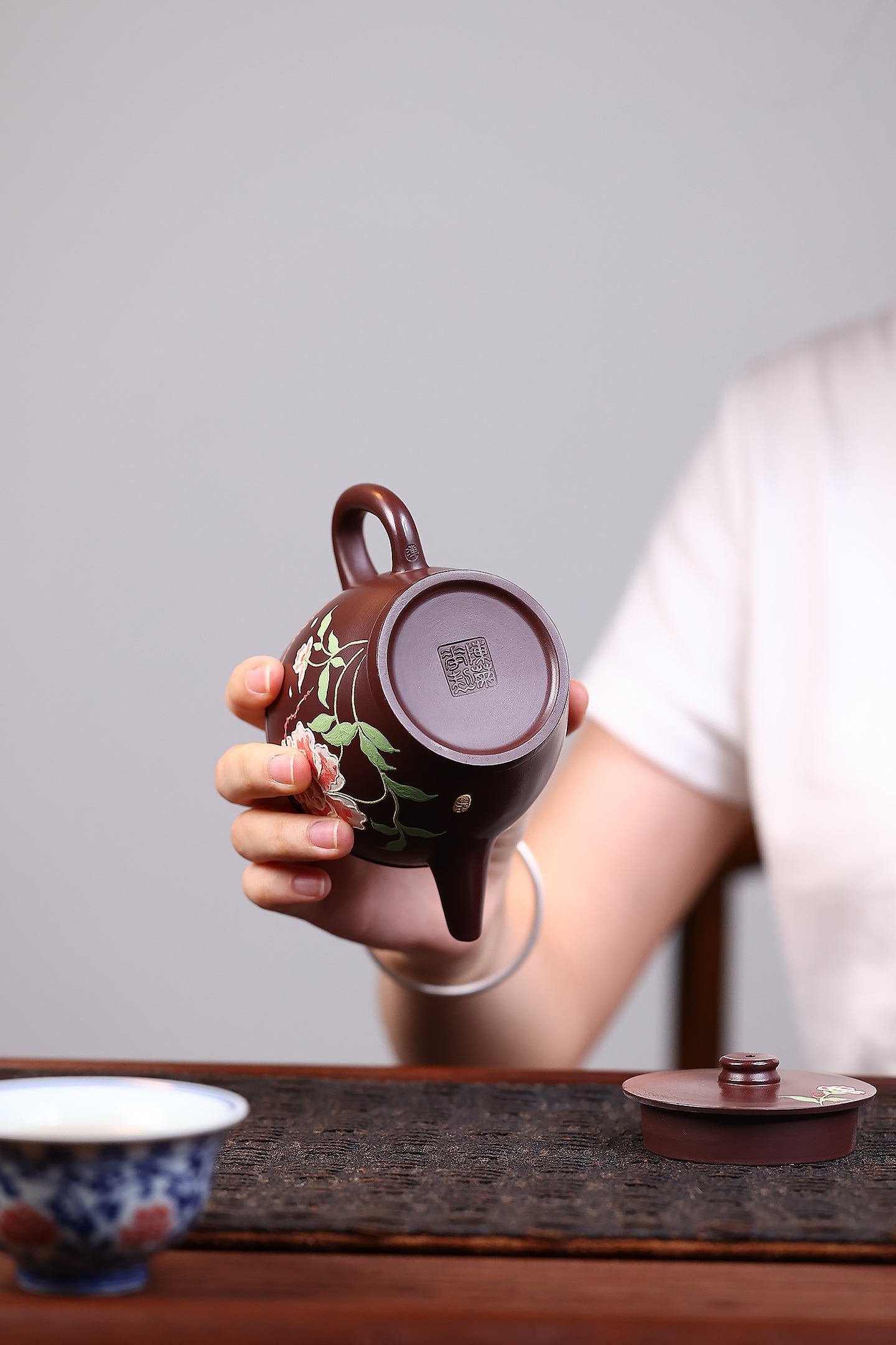【瓦当】 泥料：紫朱泥 容量：200毫升 作者：陈菊华  此款瓦当壶，壶身筒形挺拔规整，线条简练有力，复刻古瓦当的古朴端庄