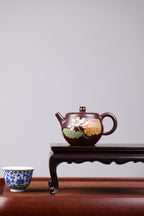 【葫芦】 泥料：紫朱泥 容量：160毫升 作者：陈菊华  此款葫芦壶，壶身圆融丰腴，摹葫芦自然之态，轮廓柔和婉转