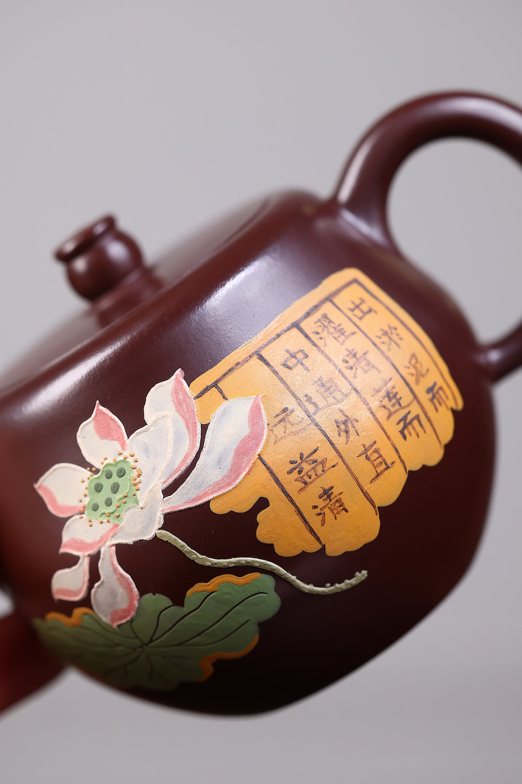 【葫芦】 泥料：紫朱泥 容量：160毫升 作者：陈菊华  此款葫芦壶，壶身圆融丰腴，摹葫芦自然之态，轮廓柔和婉转