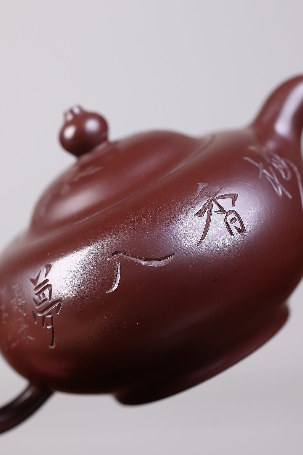 【玉乳】 泥料：紫朱泥 容量：160毫升 作者：陈菊华  此此款玉乳壶，壶身浑朴丰圆，轮廓柔和流畅，取玉乳饱满含蓄之态