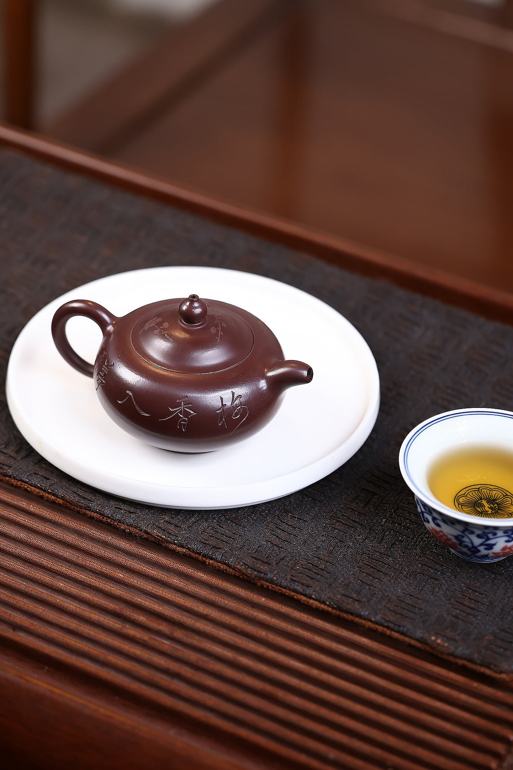 【玉乳】 泥料：紫朱泥 容量：160毫升 作者：陈菊华  此此款玉乳壶，壶身浑朴丰圆，轮廓柔和流畅，取玉乳饱满含蓄之态