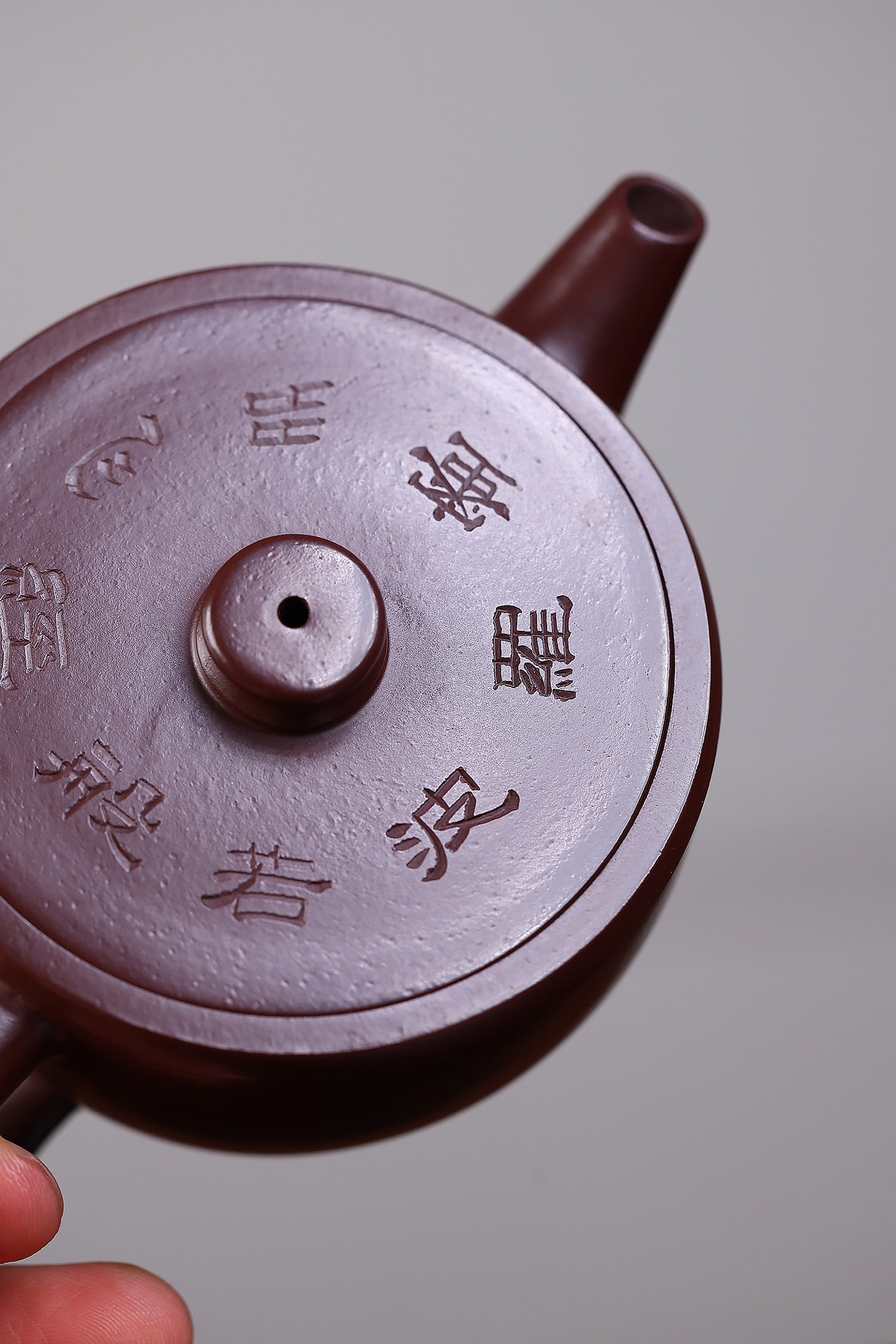 【瓦当】 泥料：紫朱泥 容量：200毫升 作者：陈菊华  此款瓦当壶，壶身筒形规整有力，轮廓简约古朴，取秦汉瓦当之端庄气韵